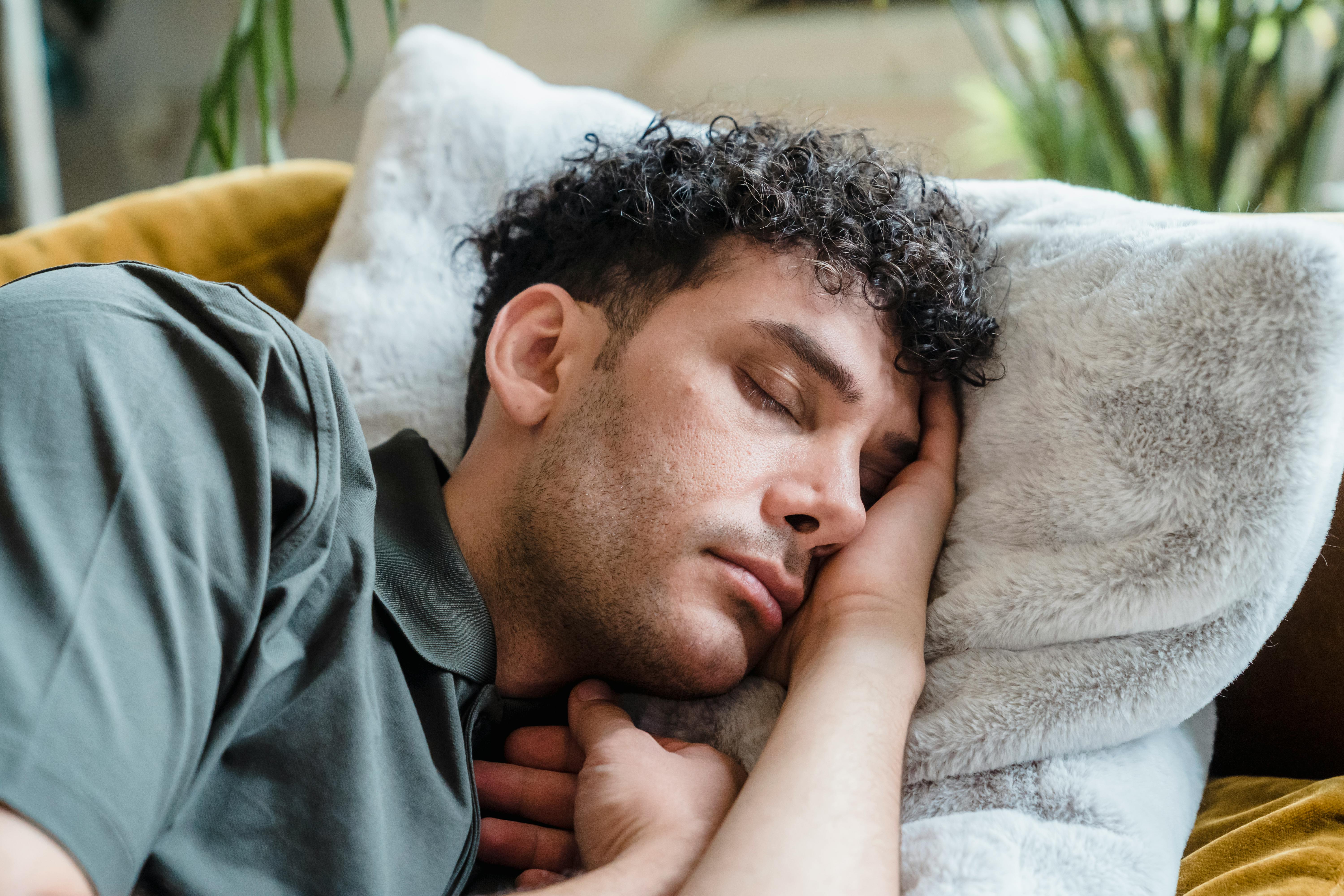 Eine Nahaufnahme eines schlafenden jungen Mannes | Quelle: Pexels