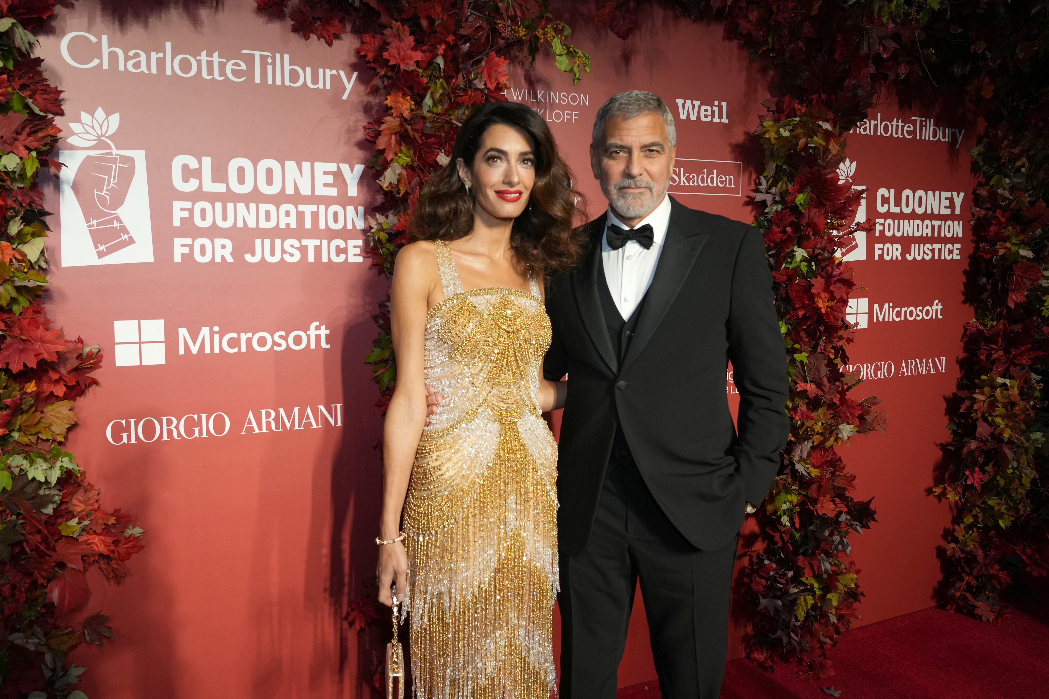 Amal und George Clooney bei der Verleihung der ersten Albie Awards der Clooney Foundation For Justice in der New York Public Library am 29. September 2022 | Quelle: Getty Images