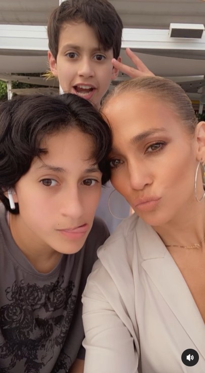 Jennifer Lopez mit ihren Zwillingen im Teenageralter | Quelle: Instagram/jlo