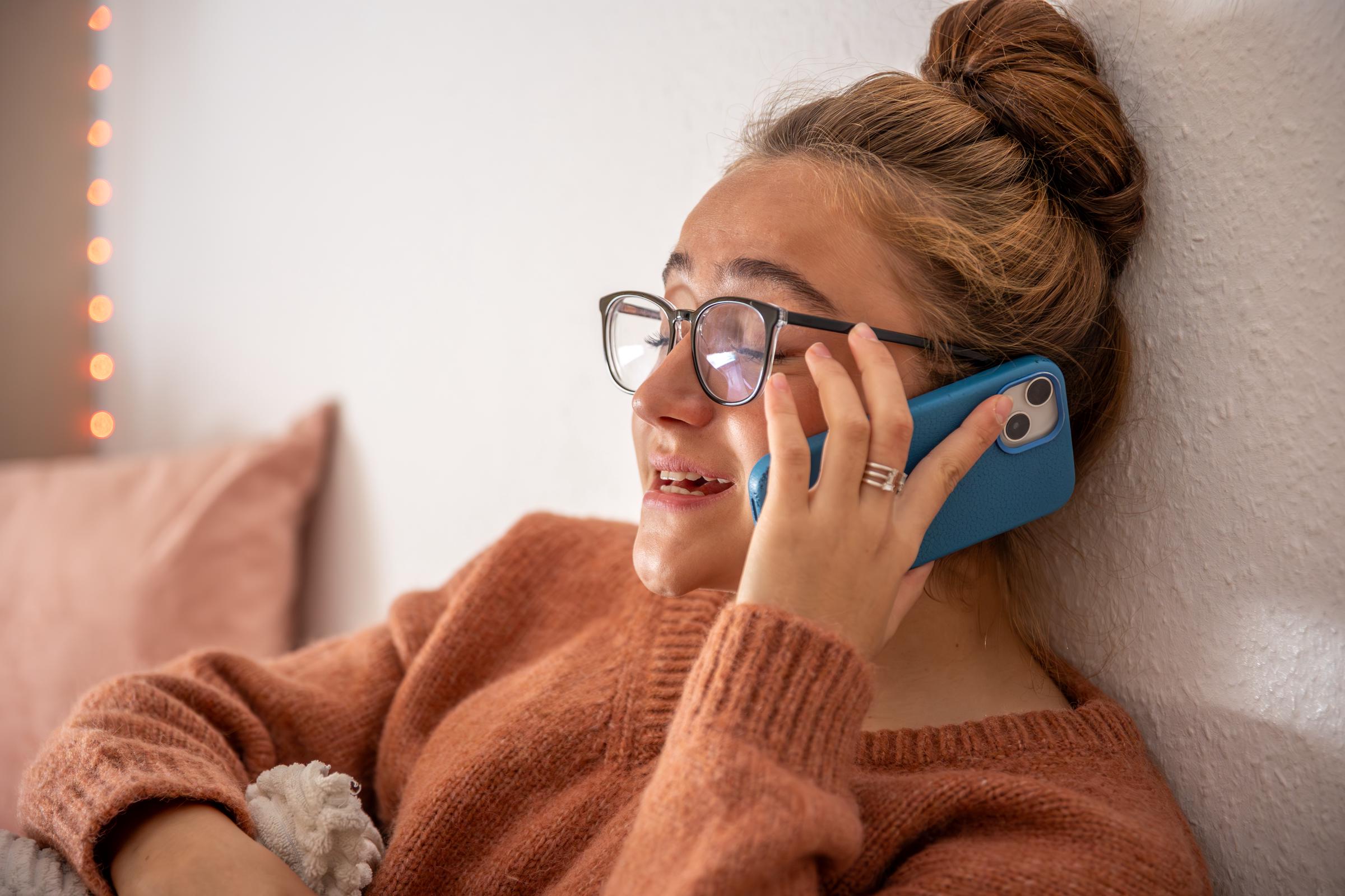 Ein Mädchen bei einem Anruf | Quelle: Freepik