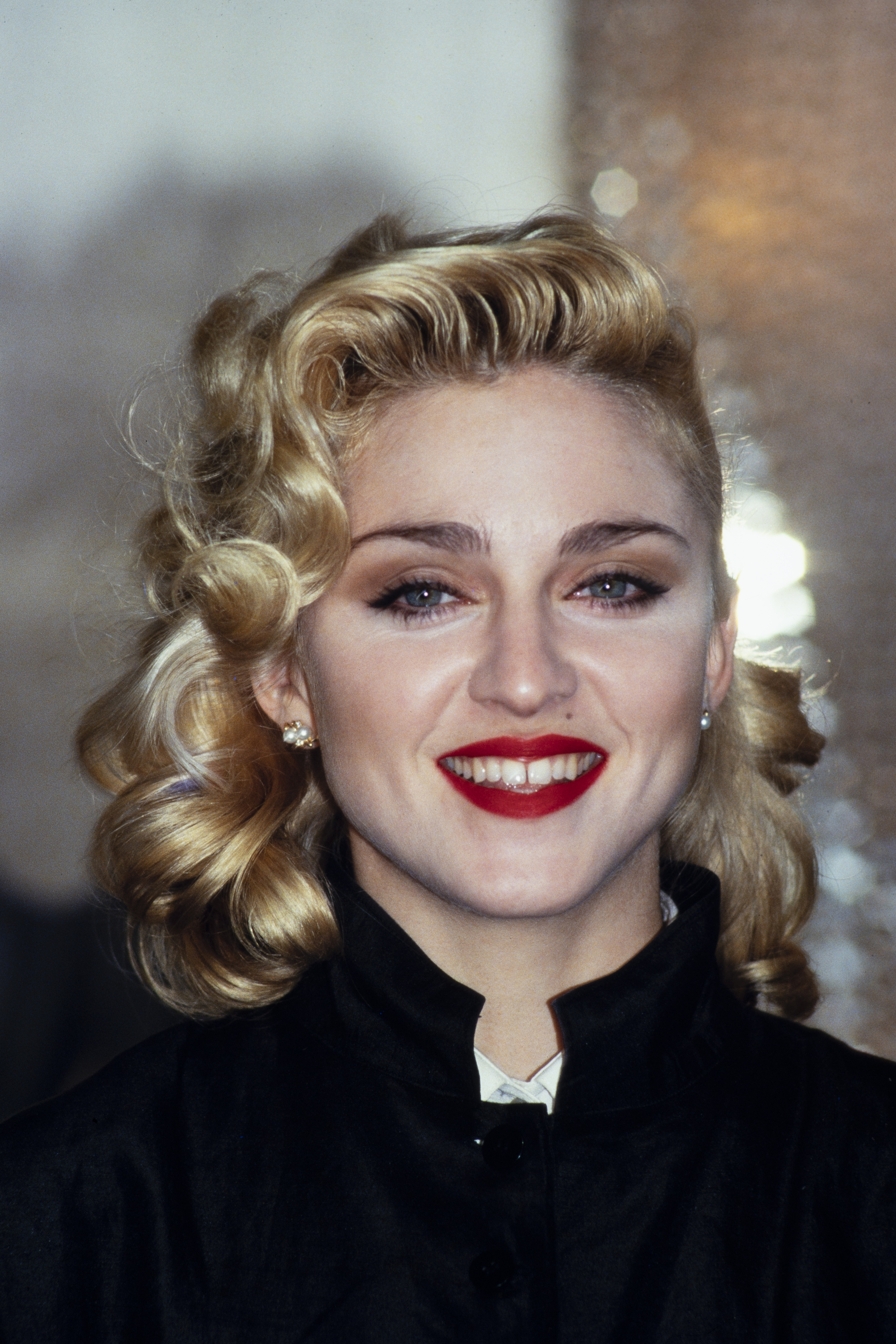 Madonna hält eine Pressekonferenz mit dem ehemaligen Beatle George Harrison für ihren Film "Shanghai Surprise" in den Kensington Roof Gardens in London am 6. März 1986. | Quelle: Getty Images