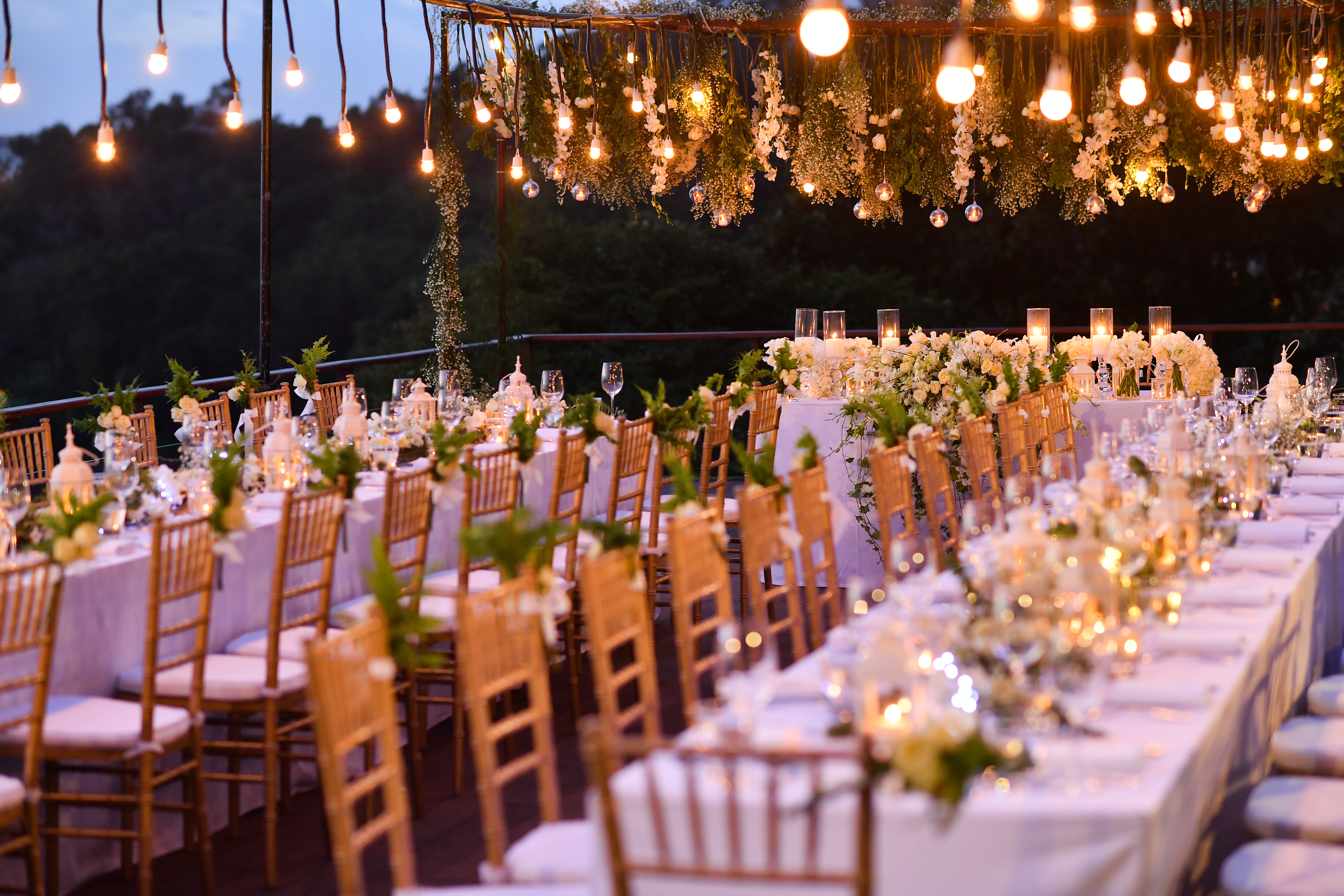 Ein Bild von einer schön dekorierten Hochzeitsfeier | Quelle: Shutterstock