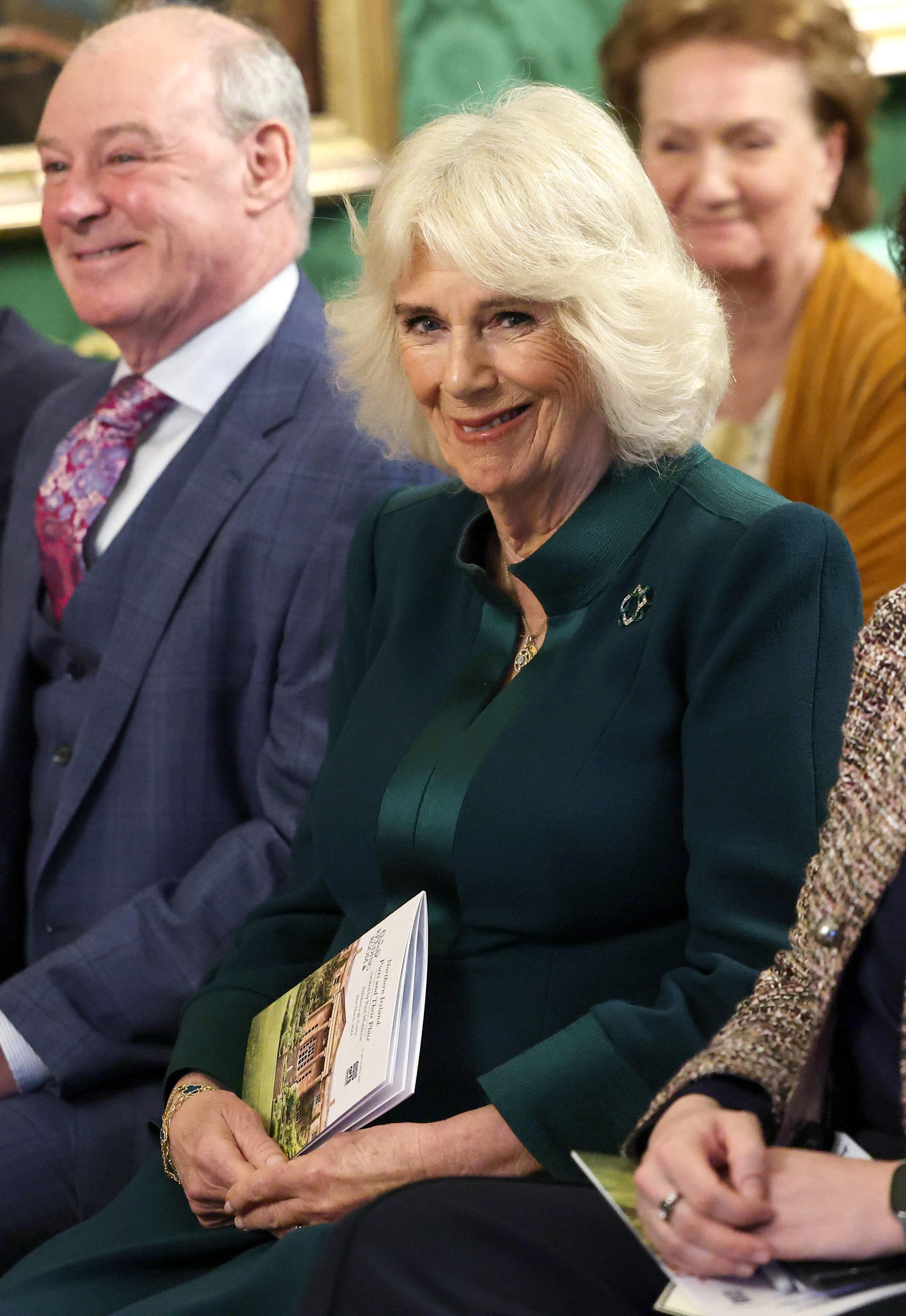 Königin Camilla bei der Veranstaltung "The Queen's Reading Room" anlässlich des Welttags der Poesie im Hillsborough Castle am zweiten Tag ihres Besuchs in Nordirland am 21. März 2024 in Belfast, Nordirland | Quelle: Getty Images
