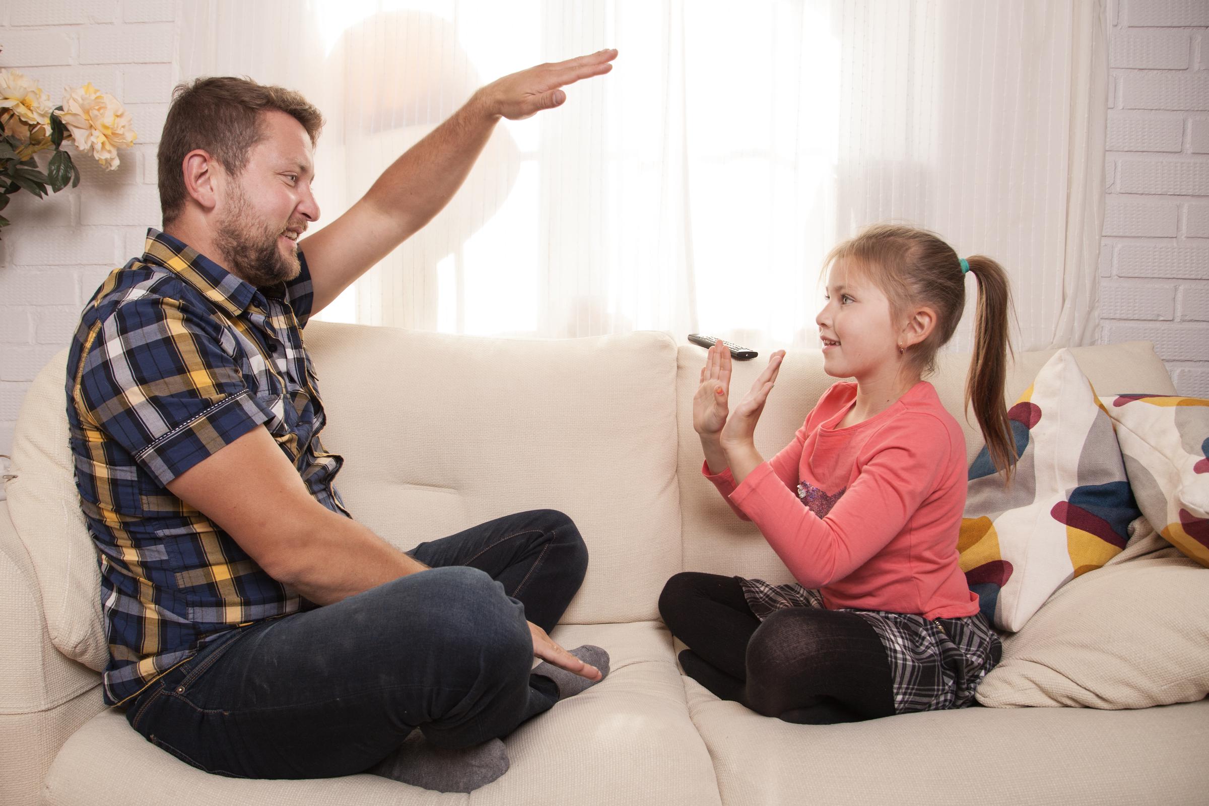 Ein Mann spielt mit seiner Tochter | Quelle: Freepik