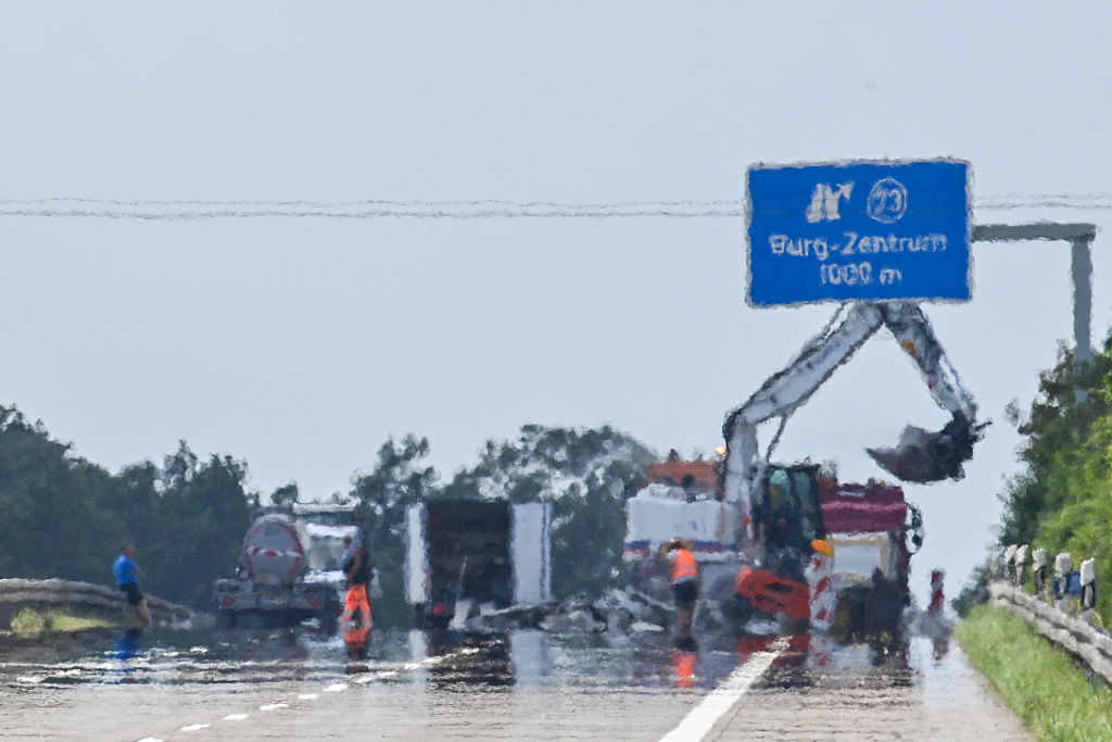 25. Juni 2026, Sachsen-Anhalt, Burg: Heiße Luft flimmert über der Autobahn A2, wo die Fahrspur in Richtung Hannover gesperrt ist. Dort wird derzeit die Fahrbahn erneuert. | Quelle: Getty Images