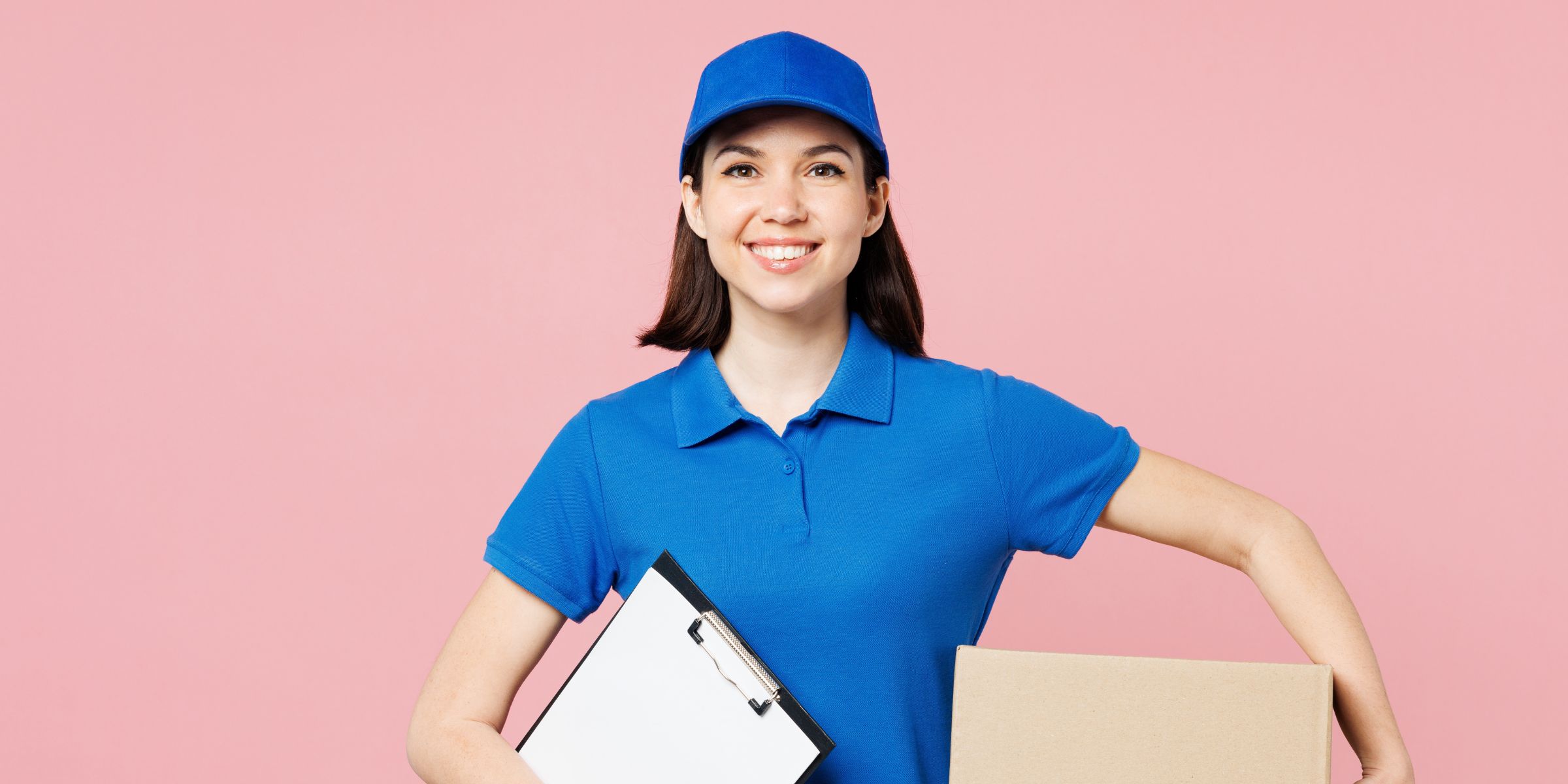 Eine Frau, die ein Paket hält | Quelle: Shutterstock