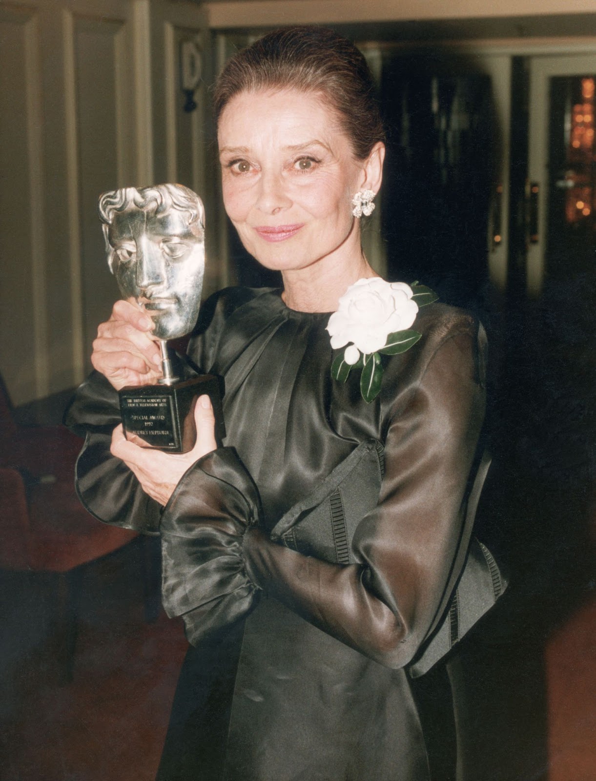 Audrey Hepburn mit dem Sonderpreis, den sie 1992 von der British Academy of Film and Television Arts erhielt. | Quelle: Getty Images