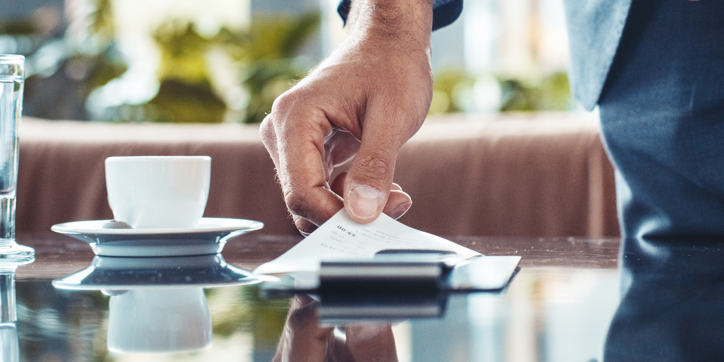 Eine Restaurantrechnung auf einem Tisch | Quelle: Shutterstock