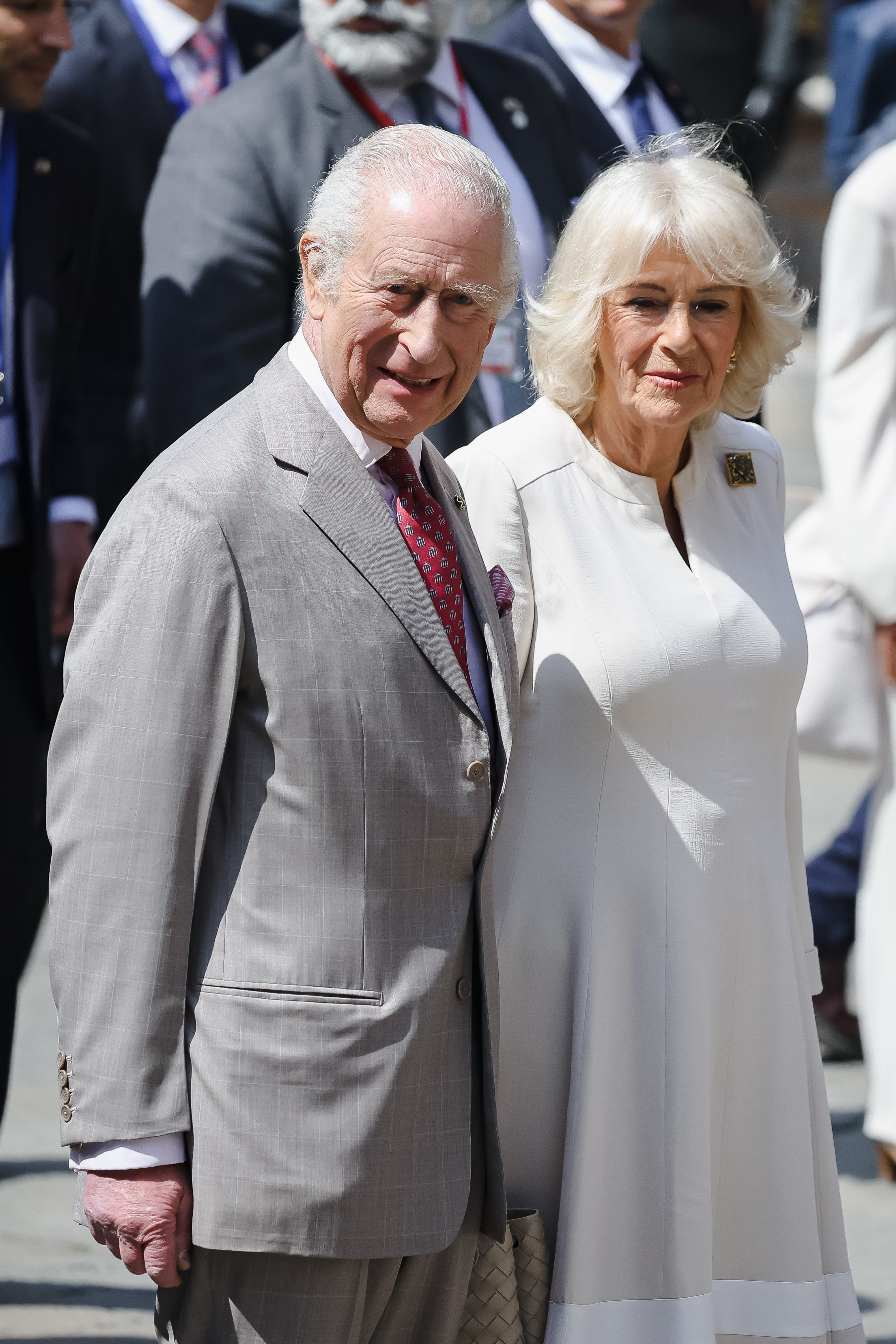 Der britische König Charles III. und Königin Camilla treffen am 10. April 2025 auf der Piazza San Francesco in Ravenna, Italien, ein | Quelle: Getty Images