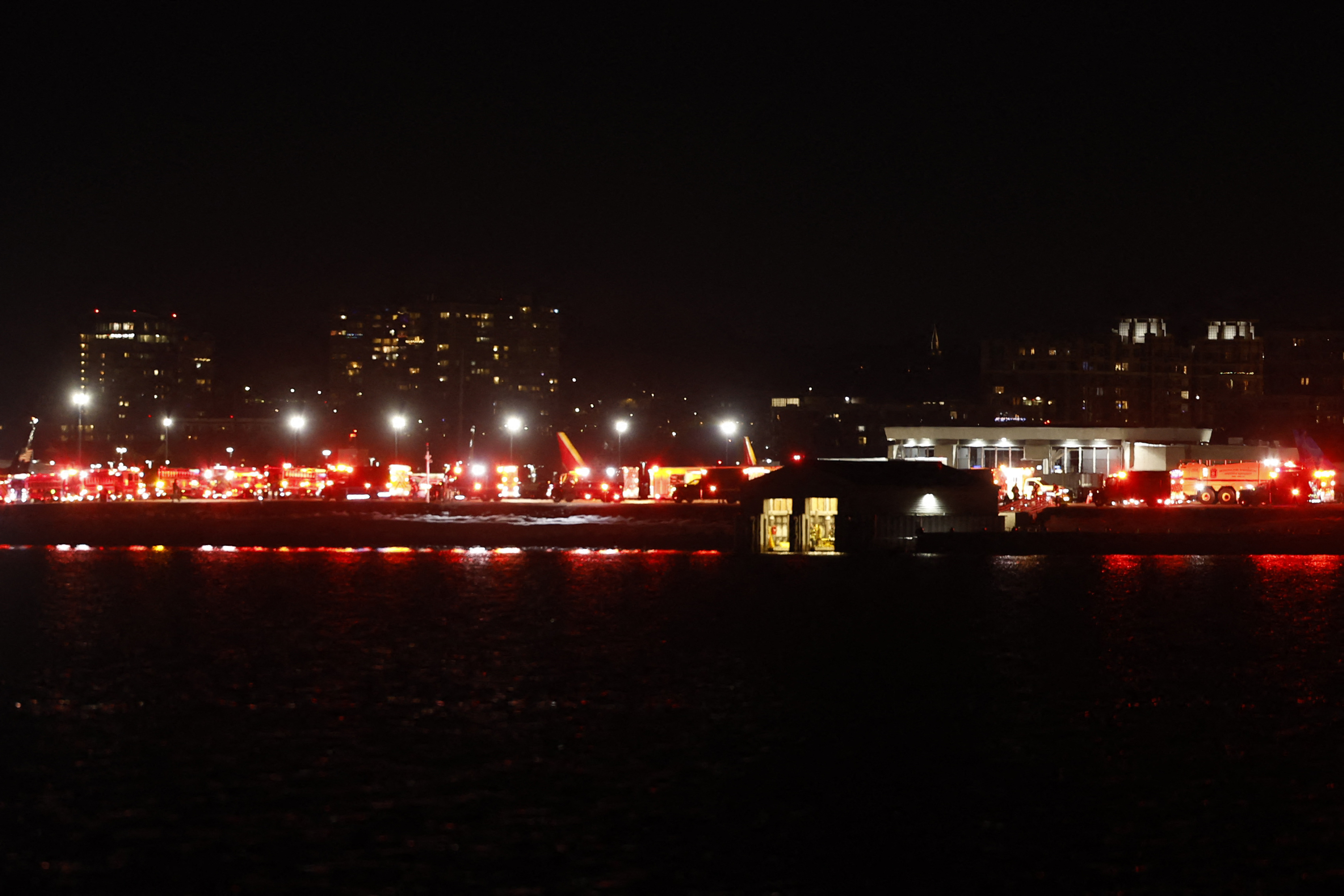 Lichter von Rettungsfahrzeugen sind am Reagan National Airport in Washington, DC, nach einem Flugzeugabsturz in der Nähe des Potomac River am 29. Januar 2025 zu sehen | Quelle: Getty Images