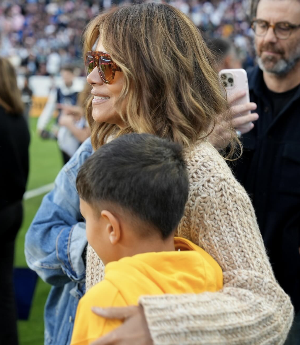 Halle Berry hat bei einer Sportveranstaltung einen rührenden Moment mit ihrem Sohn Maceo geteilt und ihn inmitten der Menschenmenge ganz nah bei sich gehalten. Maceo ist ihr jüngstes Kind, das sie 2013 gemeinsam mit ihrem ehemaligen Ehemann Olivier Martinez zur Welt gebracht hat. | Quelle: Instagram via @halleberry