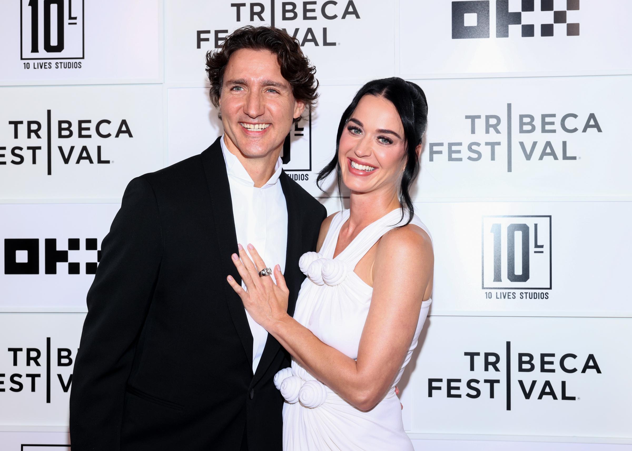Perry legte ihre Hand auf Trudeaus Brust, während das Paar bei einem großen gemeinsamen öffentlichen Auftritt in die Kameras lächelte. Am 8. Juni 2026 nahmen sie in New York City an der Premiere ihres Konzertfilms beim Tribeca Festival teil. | Quelle: Getty Images