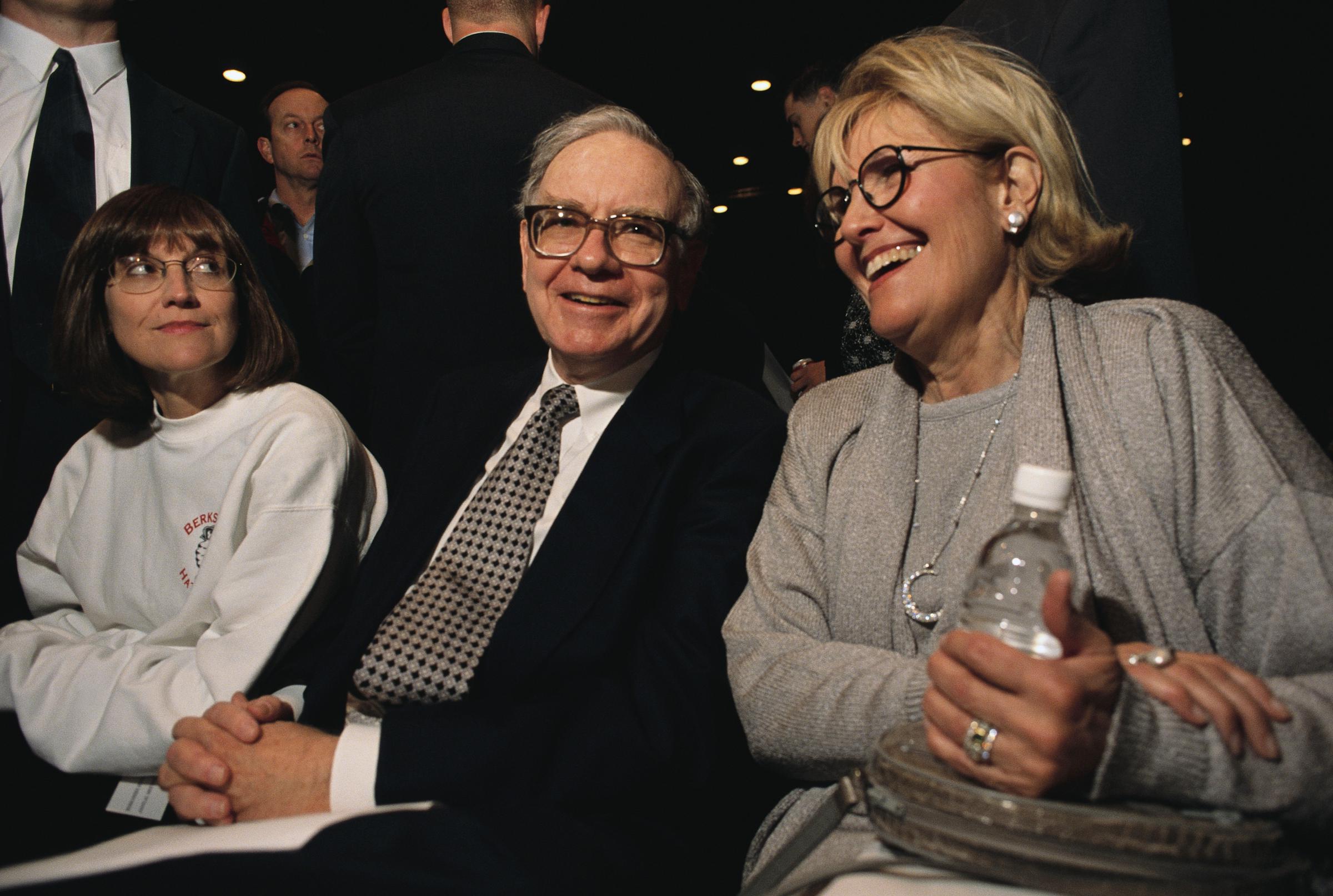 Susie, Warren und Susan Buffett bei der jährlichen Aktionärsversammlung des Unternehmens in Omaha, Nebraska, am 5. Mai 1997. | Quelle: Getty Images