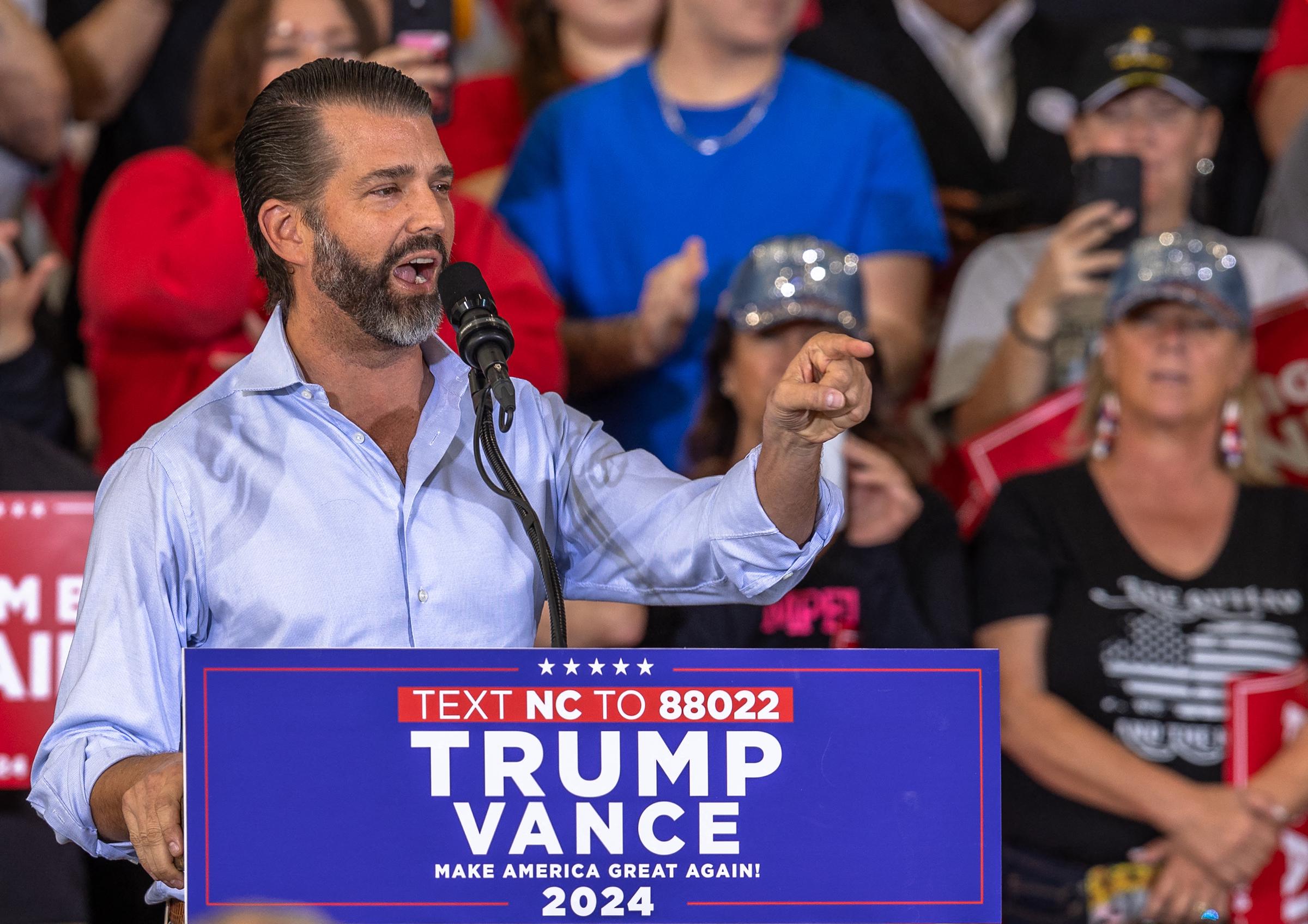 Donald Trump Jr. spricht während einer Wahlkampfveranstaltung in Sanford, North Carolina, am 3. November 2024. | Quelle: Getty Images