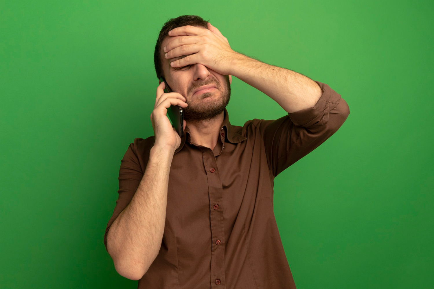 Ein besorgter Mann, der telefoniert | Quelle: Freepik