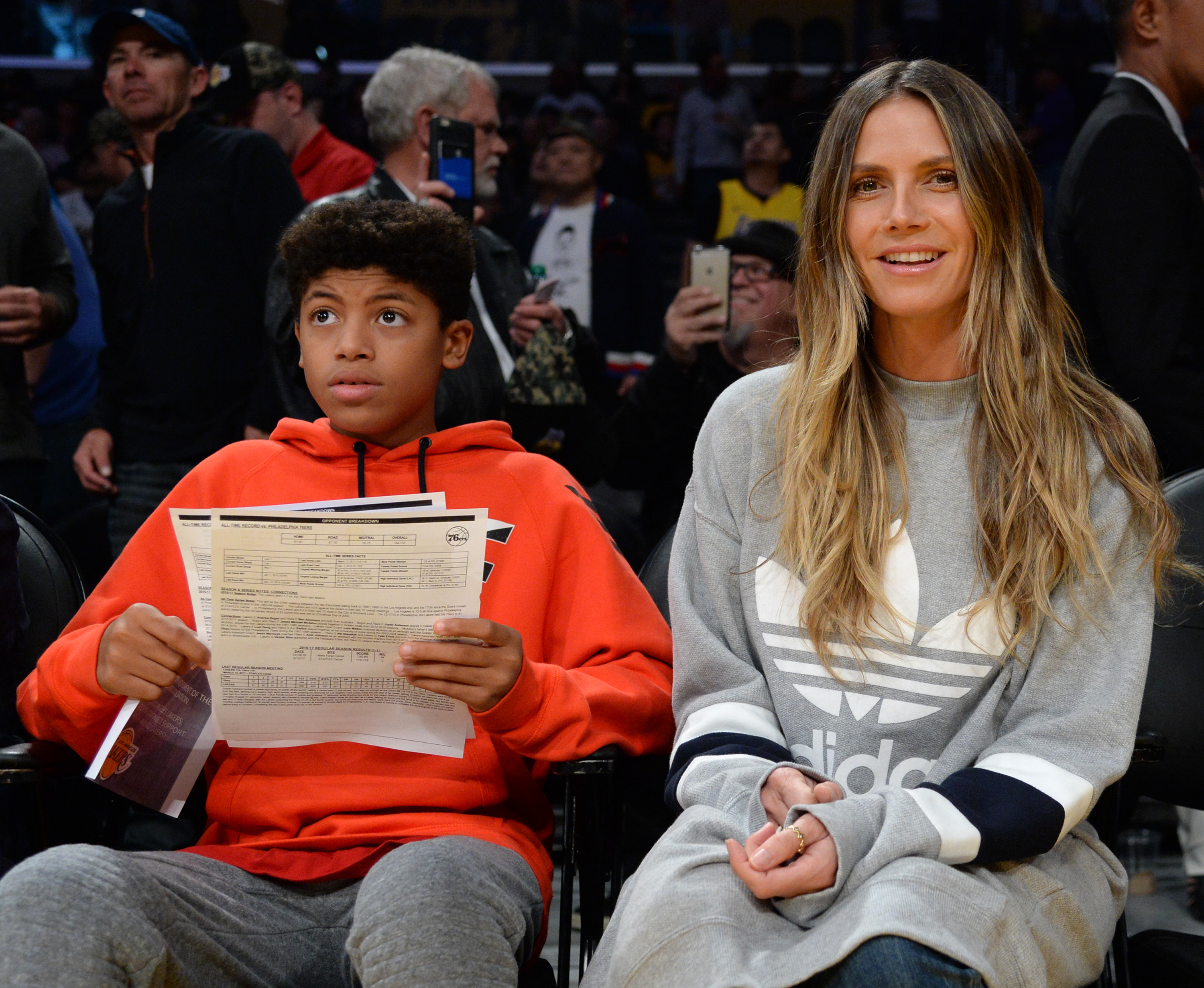 Heidi Klum und Henry Samuel bei einem Basketballspiel am 15. November 2017 in Los Angeles, Kalifornien | Quelle: Getty Images