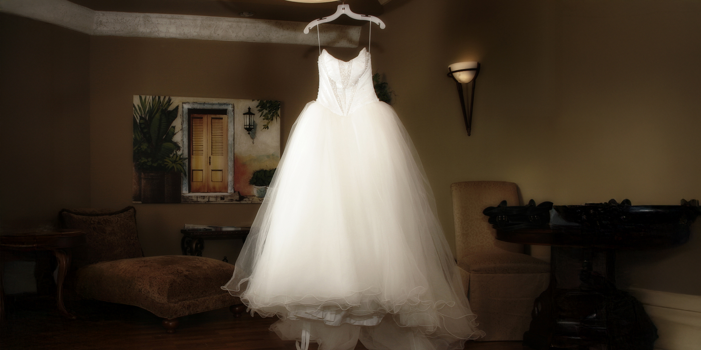 Ein elegantes weißes Hochzeitskleid auf einem Kleiderbügel | Quelle: Shutterstock
