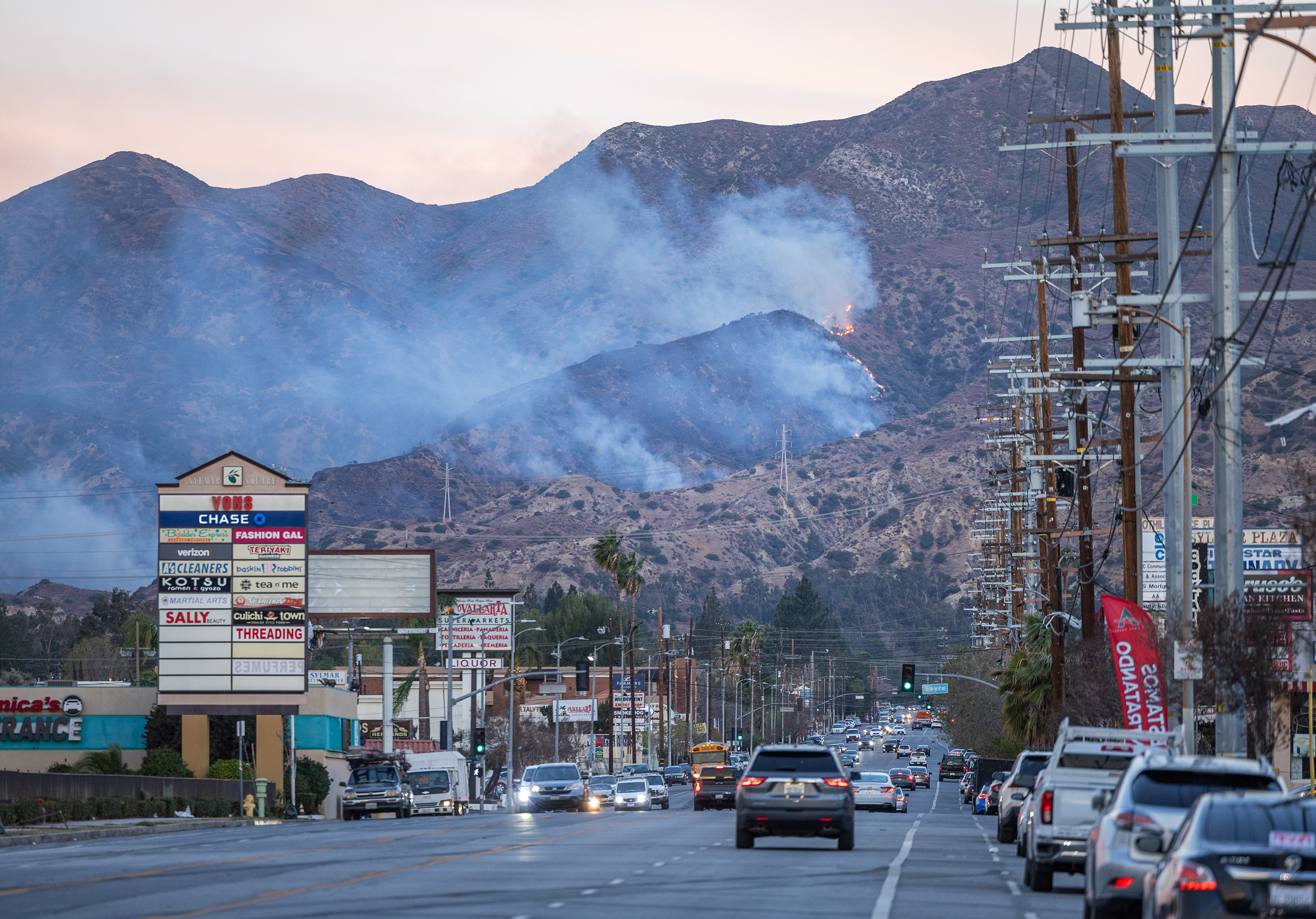 Das Hurst-Feuer brennt auf den Hügeln oberhalb von Sylmar, Kalifornien, am 8. Januar 2025. | Quelle: Getty Images