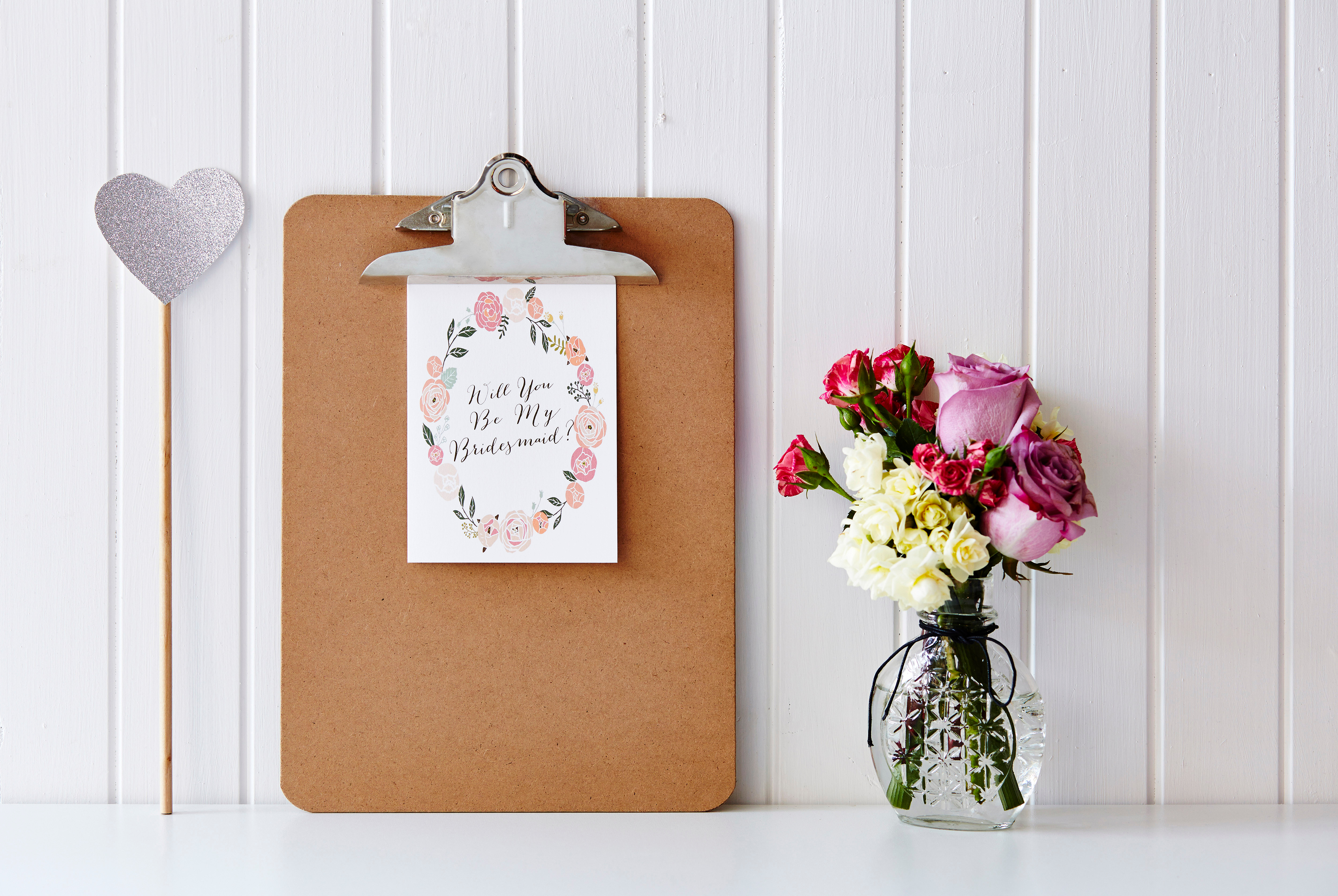 Ein Klemmbrett mit einer Brautjungfernkarte | Quelle: Shutterstock