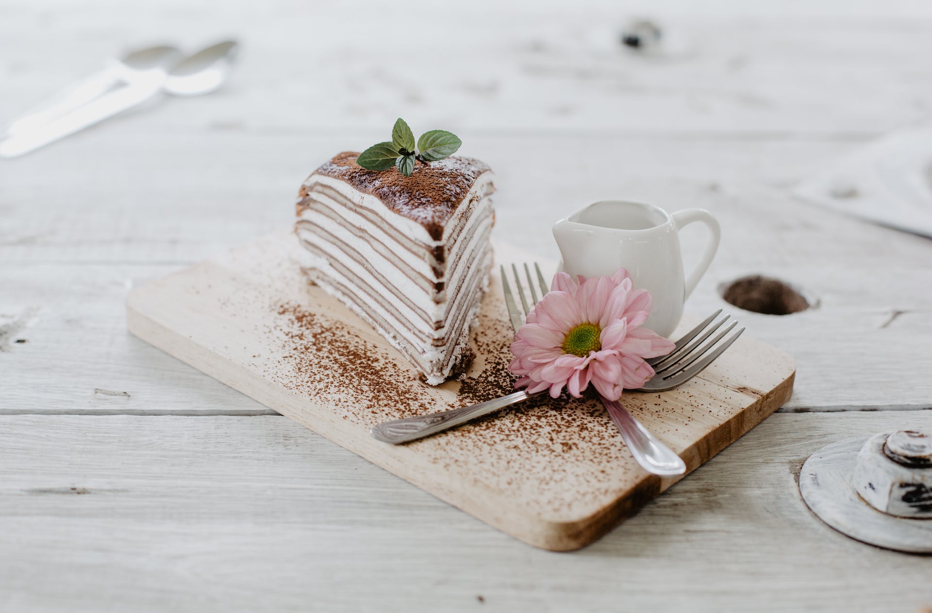 Kuchenstück auf dem Tisch | Quelle: Pexels