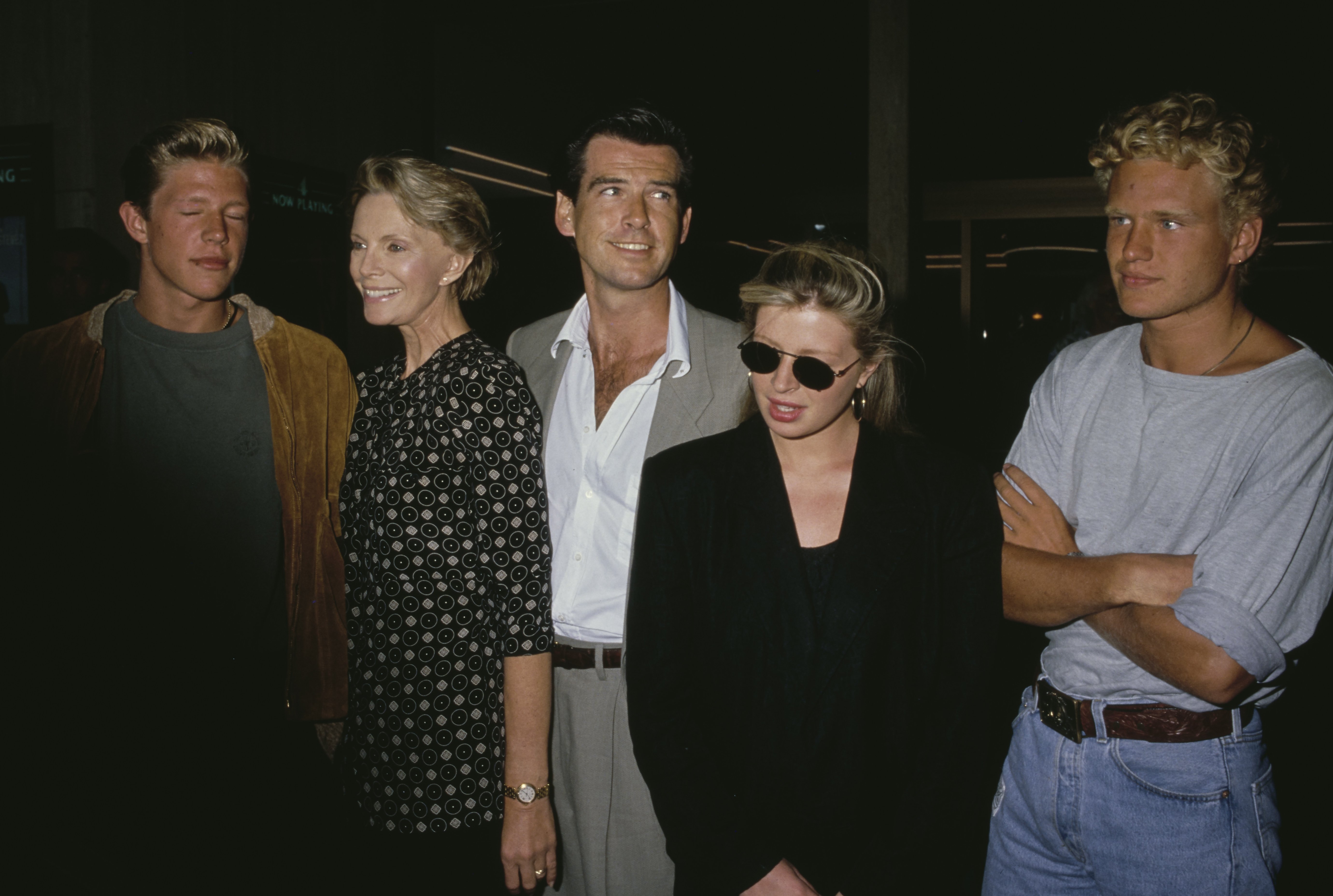 Pierce Brosnan mit seiner Frau Cassandra Harris und den Kindern Christopher Brosnan, Charlotte Brosnan und ihrem Freund Alex Smith während der „Postcards from the Edge“ Century City Premiere am 10. September 1990. | Quelle: Getty Images
