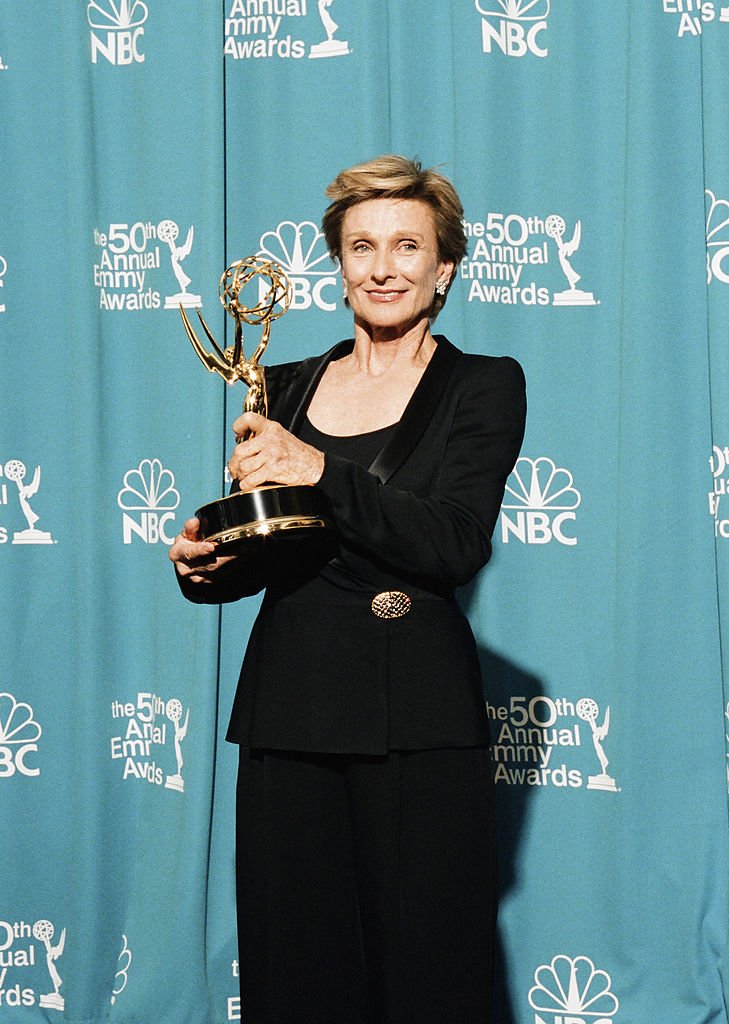 Cloris Leachman Gewinnerin der herausragenden Gastdarstellerin in einer Dramaserie für "Promised Land" während der 50. Annual Primetime Emmy Awards im Shrine Auditorium am 13. September 1998 in Los Angeles, Kalifornien. | Quelle: Getty Images