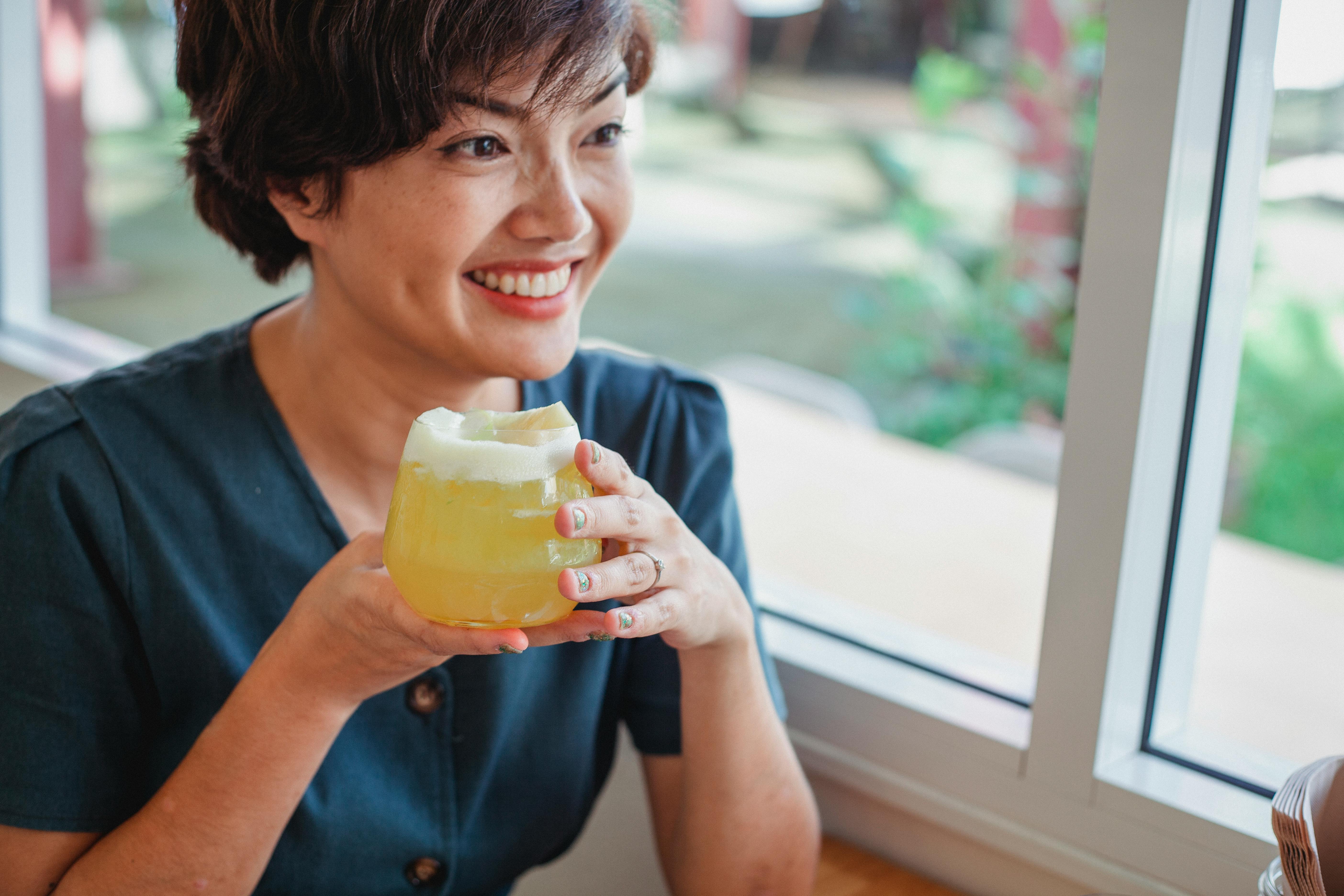 Eine lächelnde Frau in einem Cafe | Quelle: Pexels