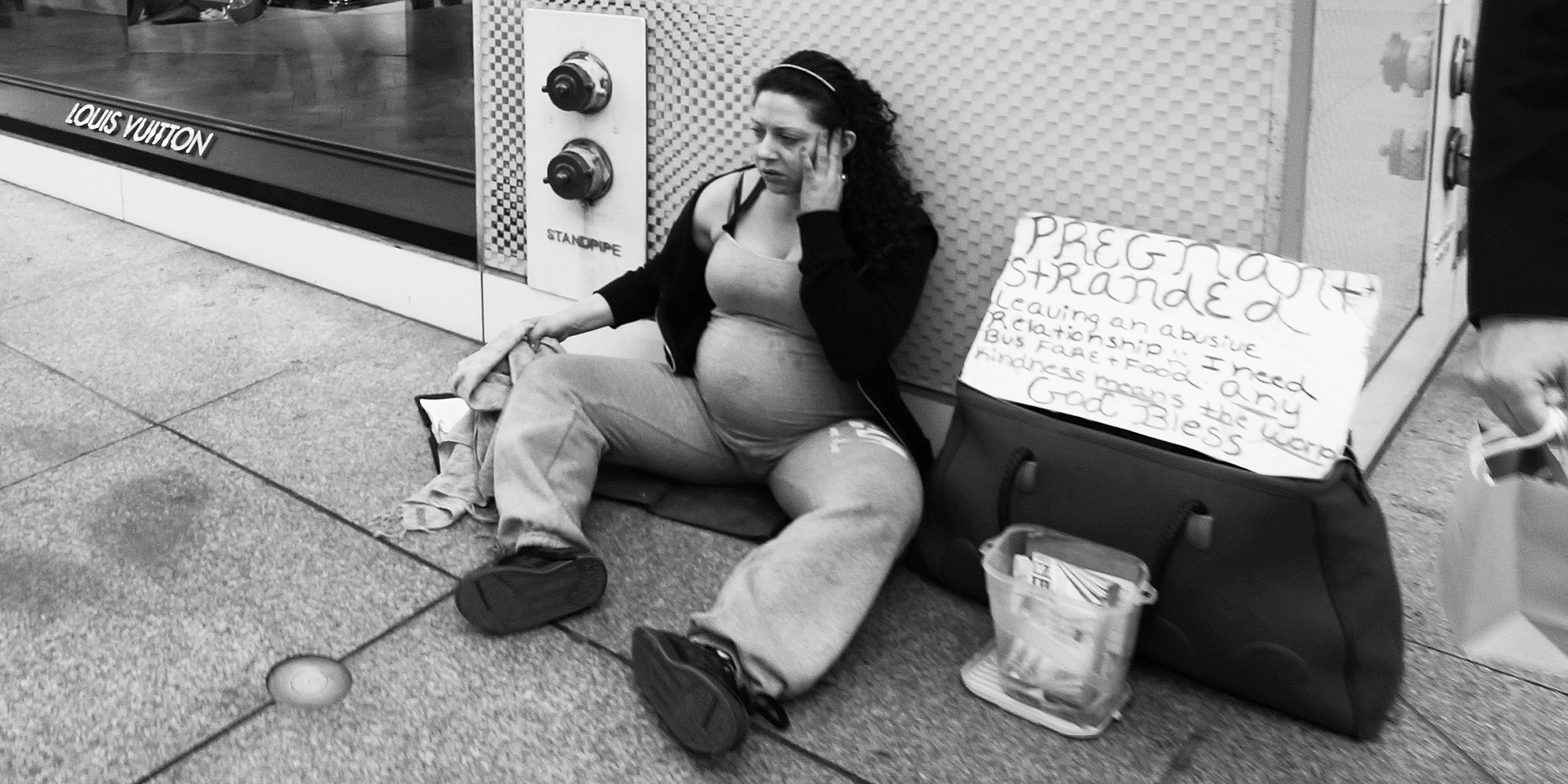 Eine obdachlose Frau | Quelle: Flickr