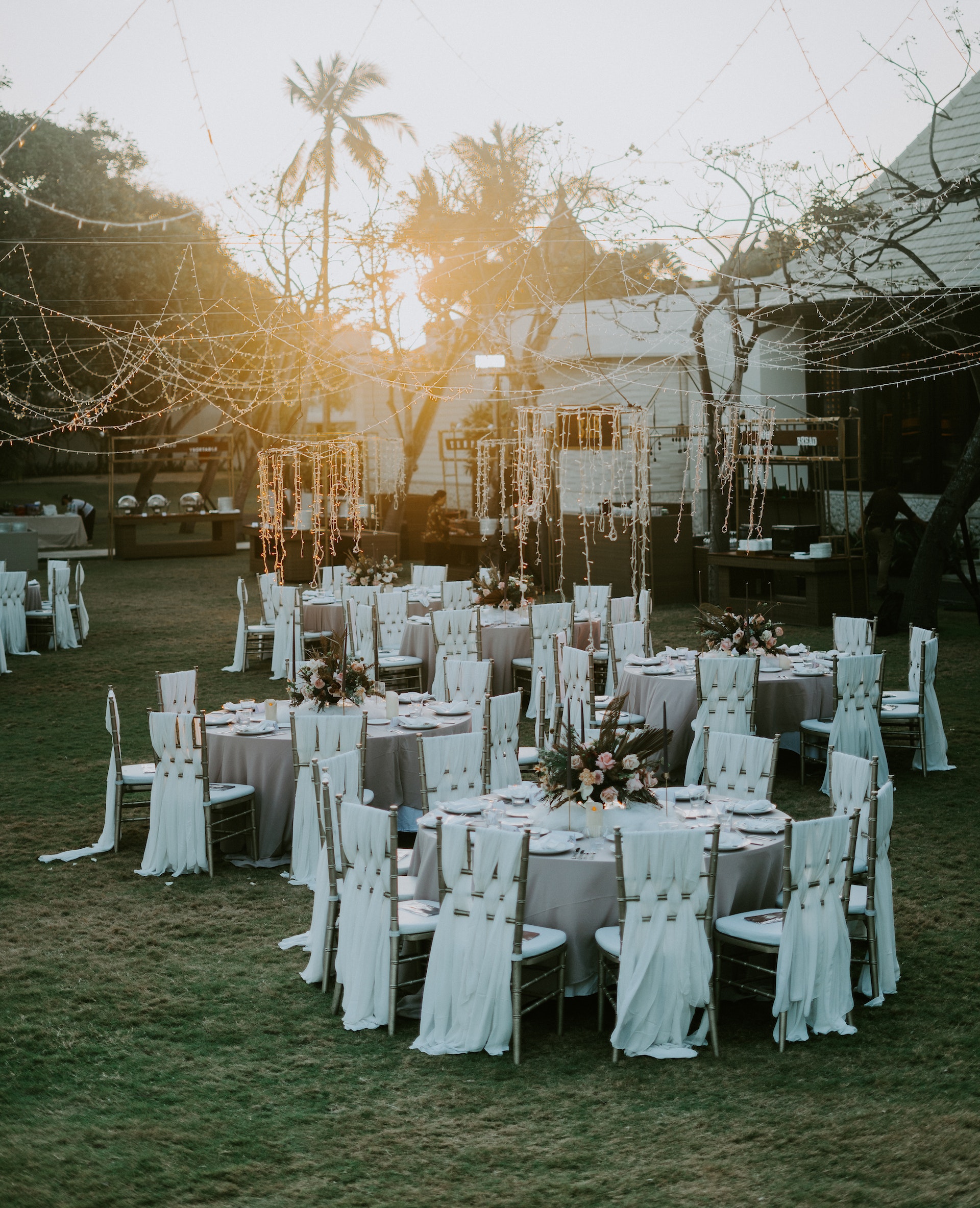 Arrangements für eine Hochzeit im Freien | Quelle: Pexels