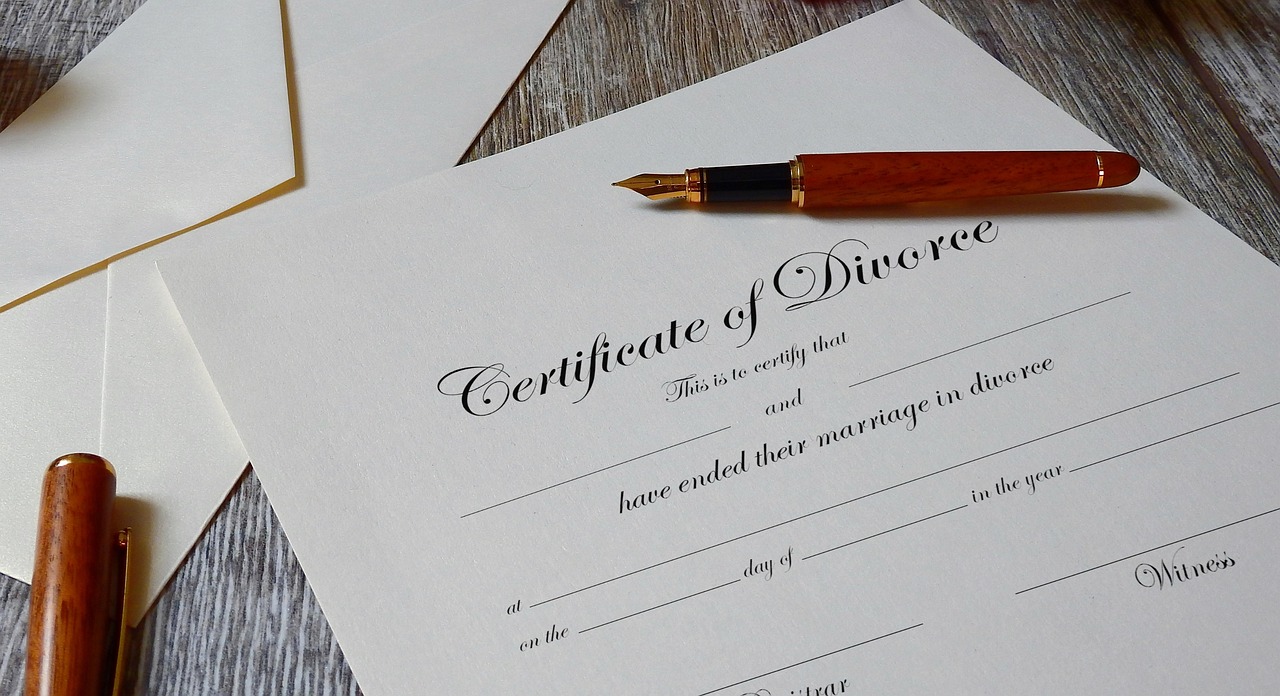 Eine Scheidungsurkunde | Quelle: Pixabay