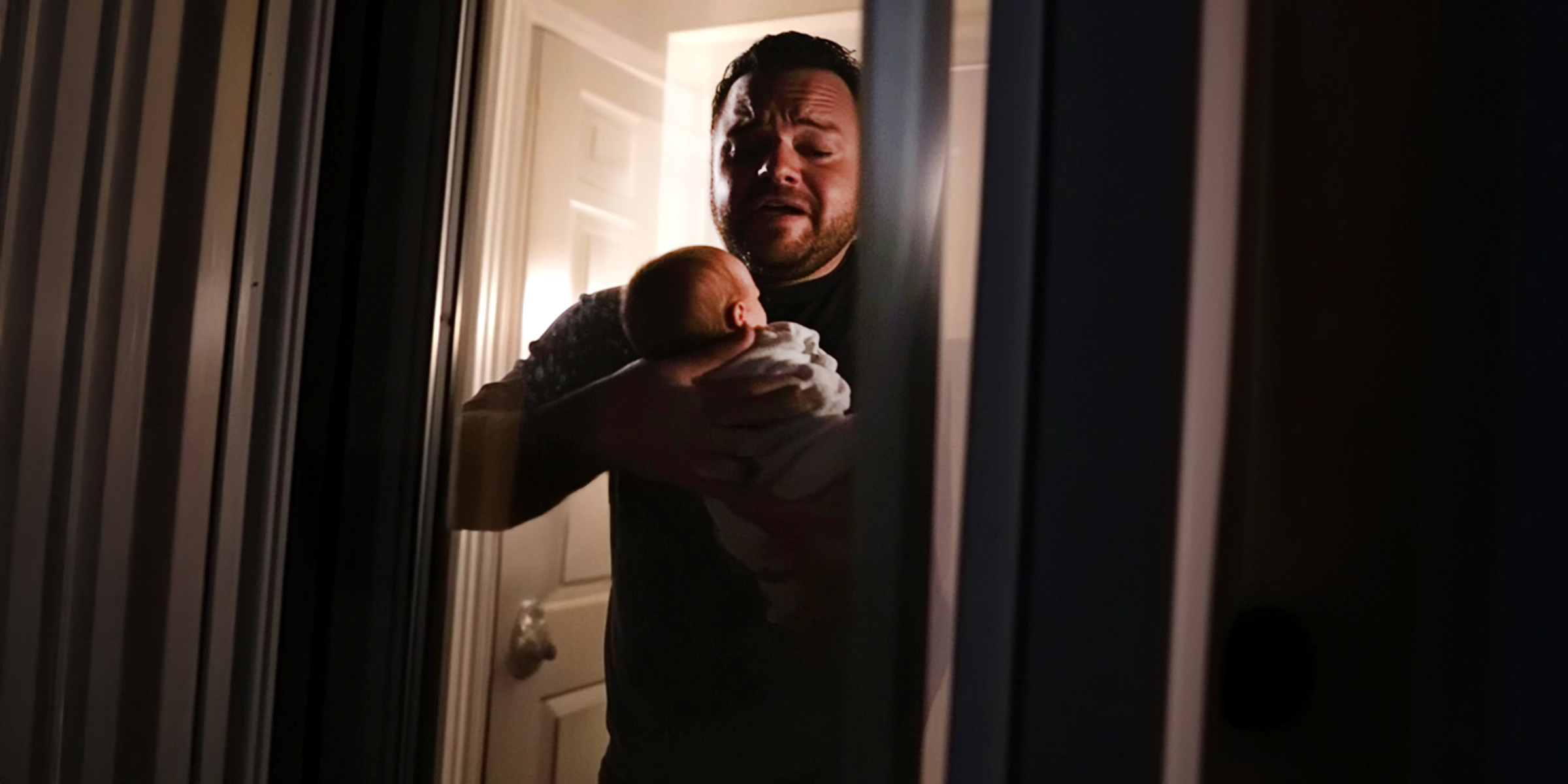 Ein aufgebrachter Mann mit einem Baby im Arm | Quelle: The Celebritist