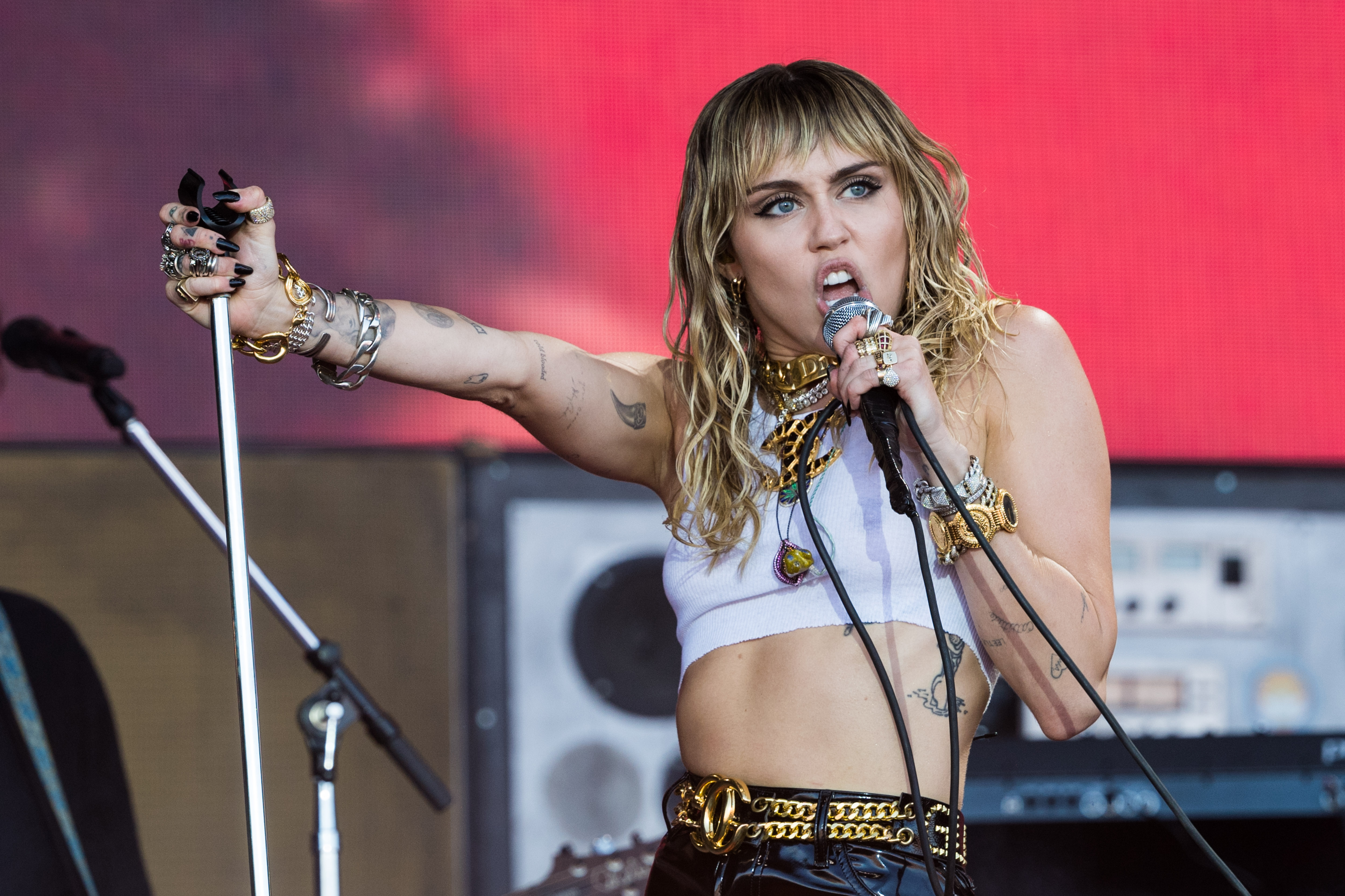 Miley Cyrus tritt an Tag fünf des Glastonbury Festivals auf der Pyramid Stage in Worthy Farm in Pilton, England, am 30. Juni 2019 auf | Quelle: Getty Images