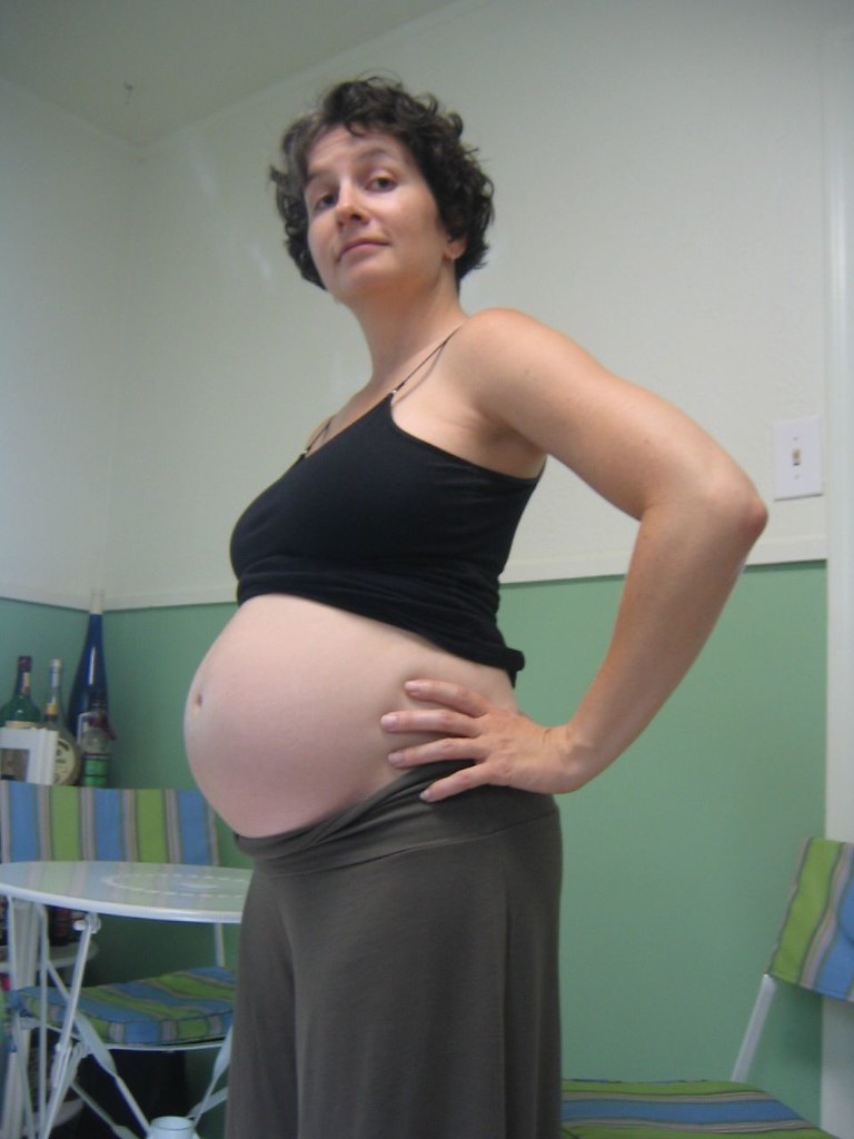 Eine schwangere Frau zeigt ihren Babybauch | Quelle: Flickr