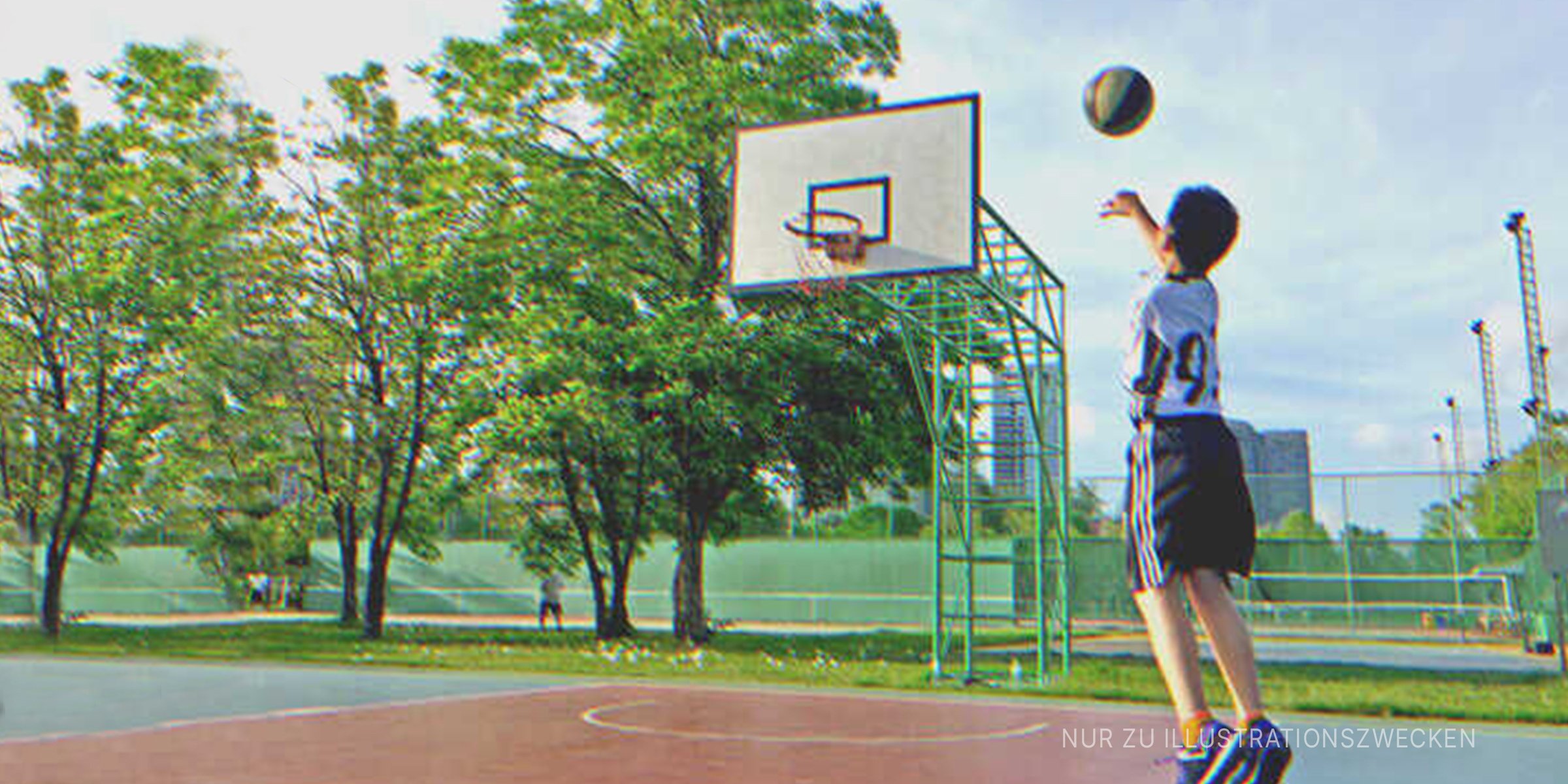 Junge mit einer Hand, die Basketball spielt | Quelle: Shutterstock