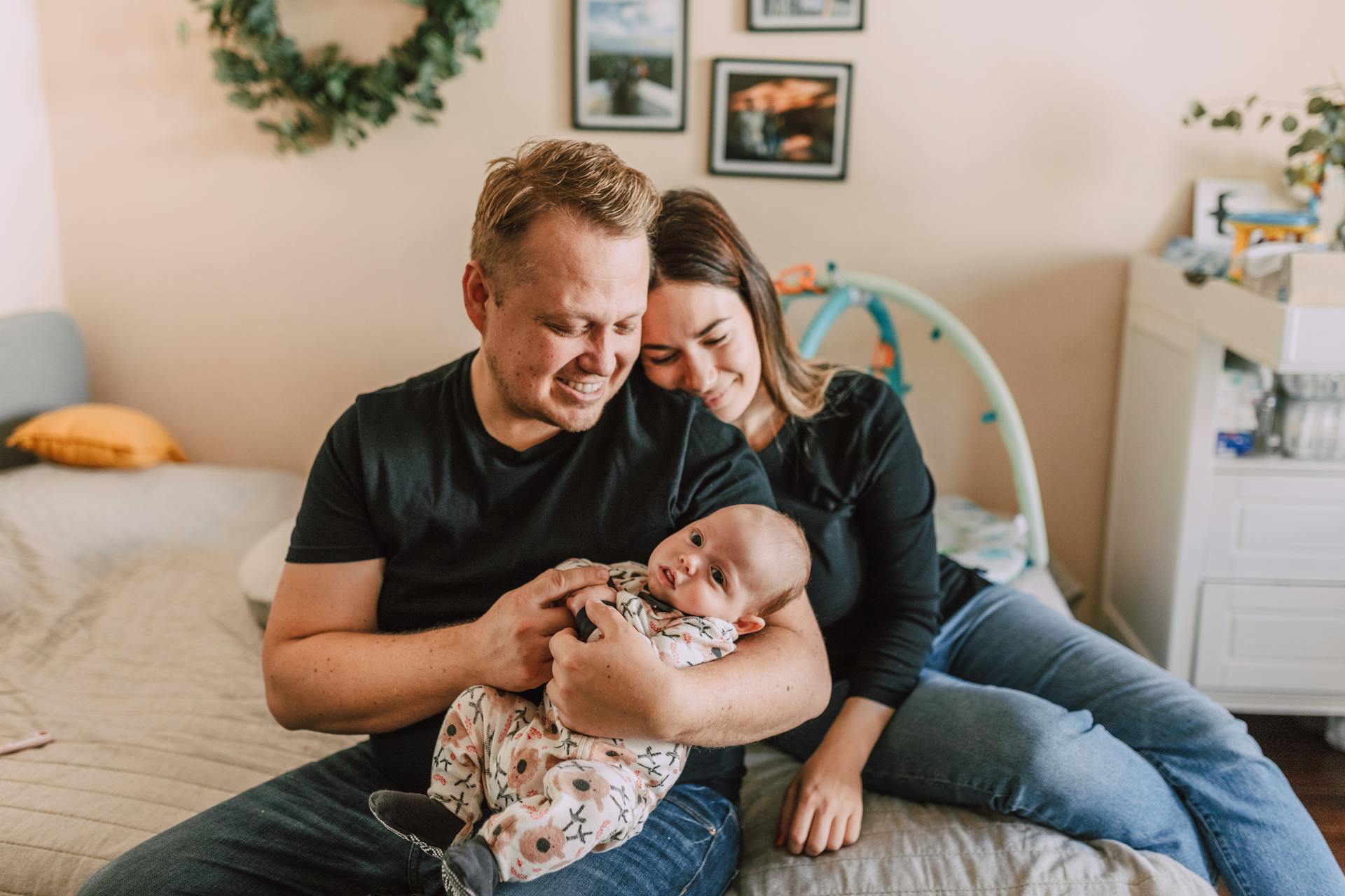 Ein Paar mit seinem Baby | Quelle: Pexels