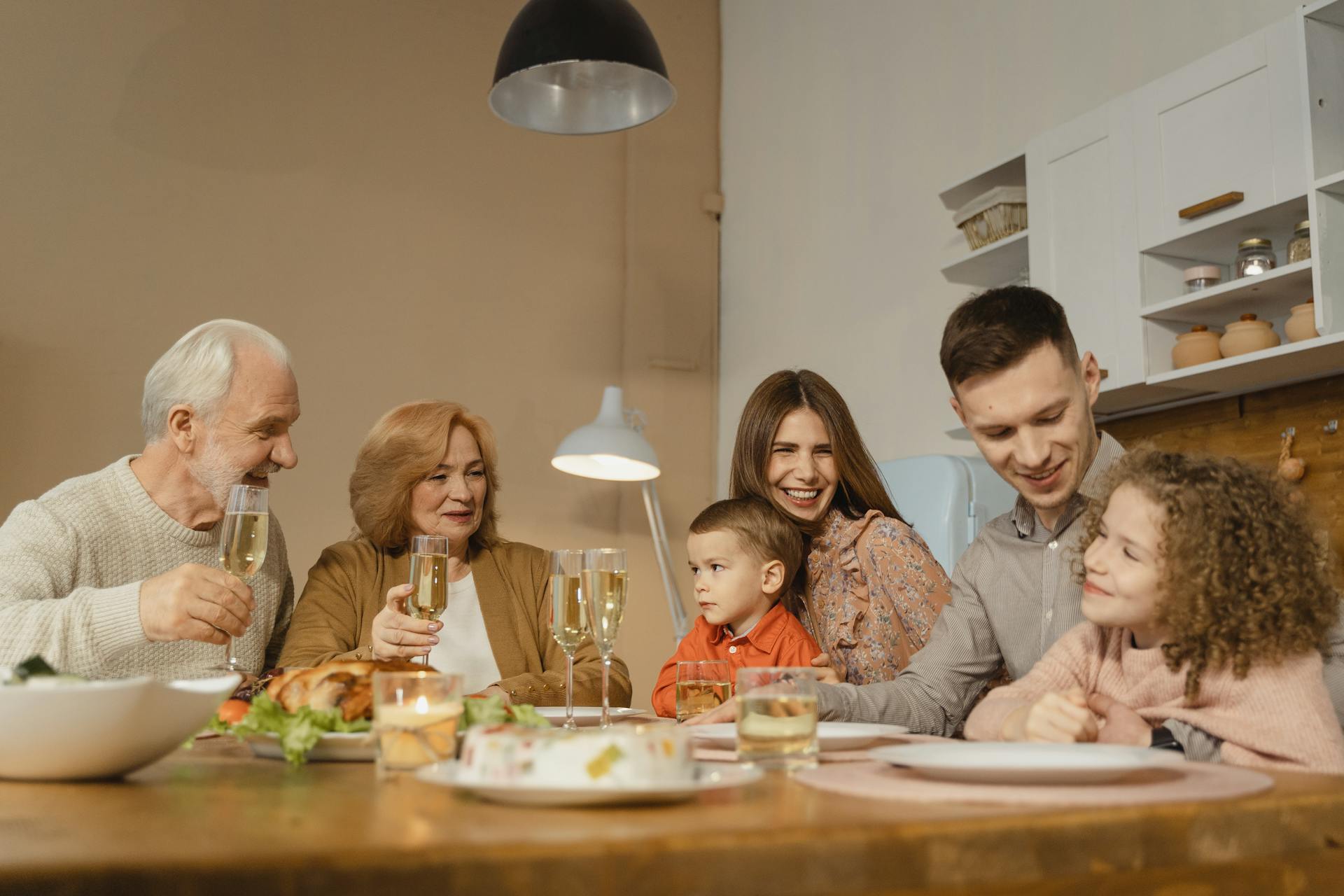 Eine Familie beim gemeinsamen Essen | Quelle: Shutterstock