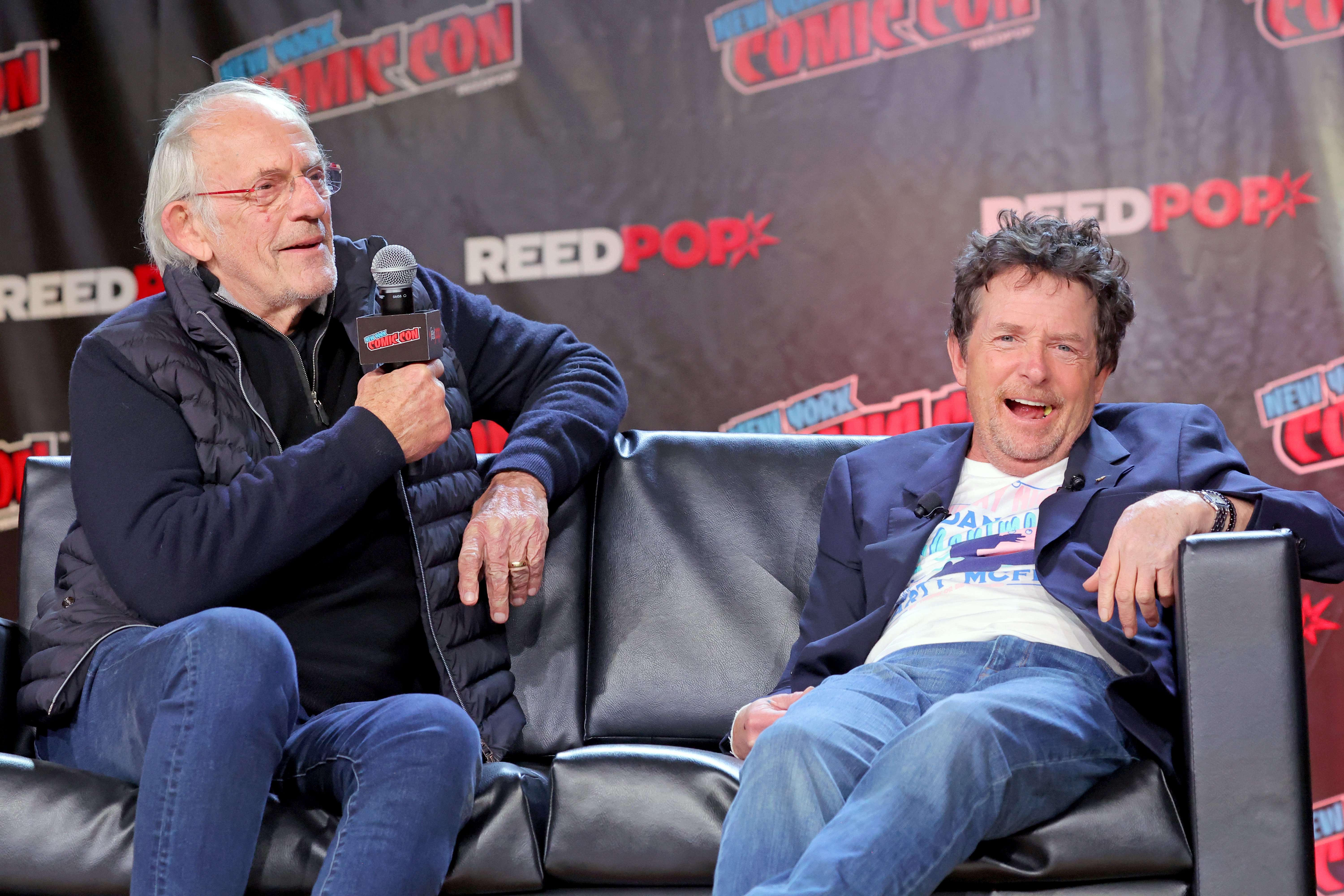 Christopher Lloyd (L) und Michael J. Fox nehmen am 08. Oktober 2022 an einem "Back To The Future Reunion"-Panel auf der New York Comic Con in New York City teil | Quelle: Getty Images