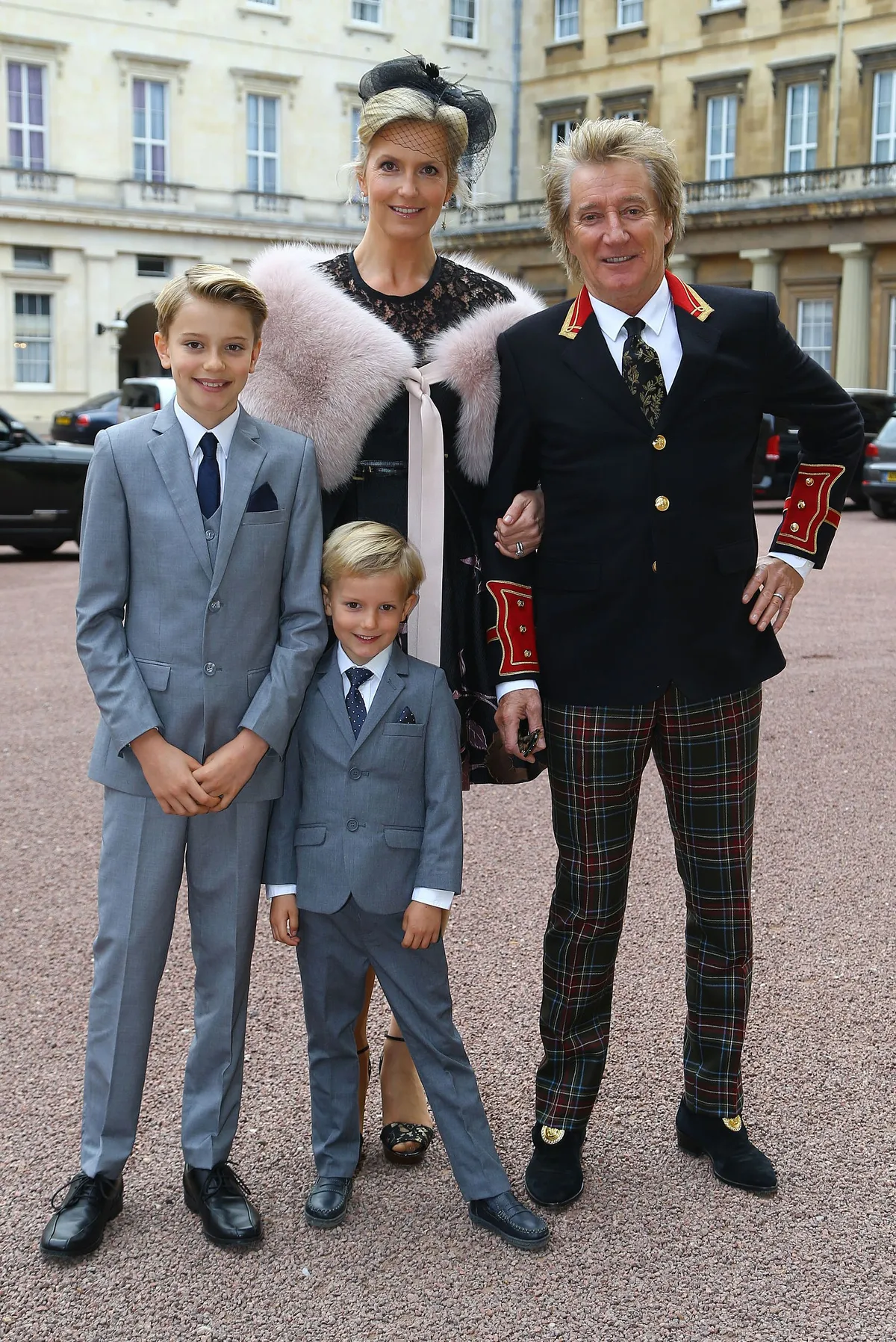 Rod Stewart und seine Frau Penny Lancaster mit ihren Kindern Alastair und Aiden in London im Jahr 2016 | Quelle: Getty Images