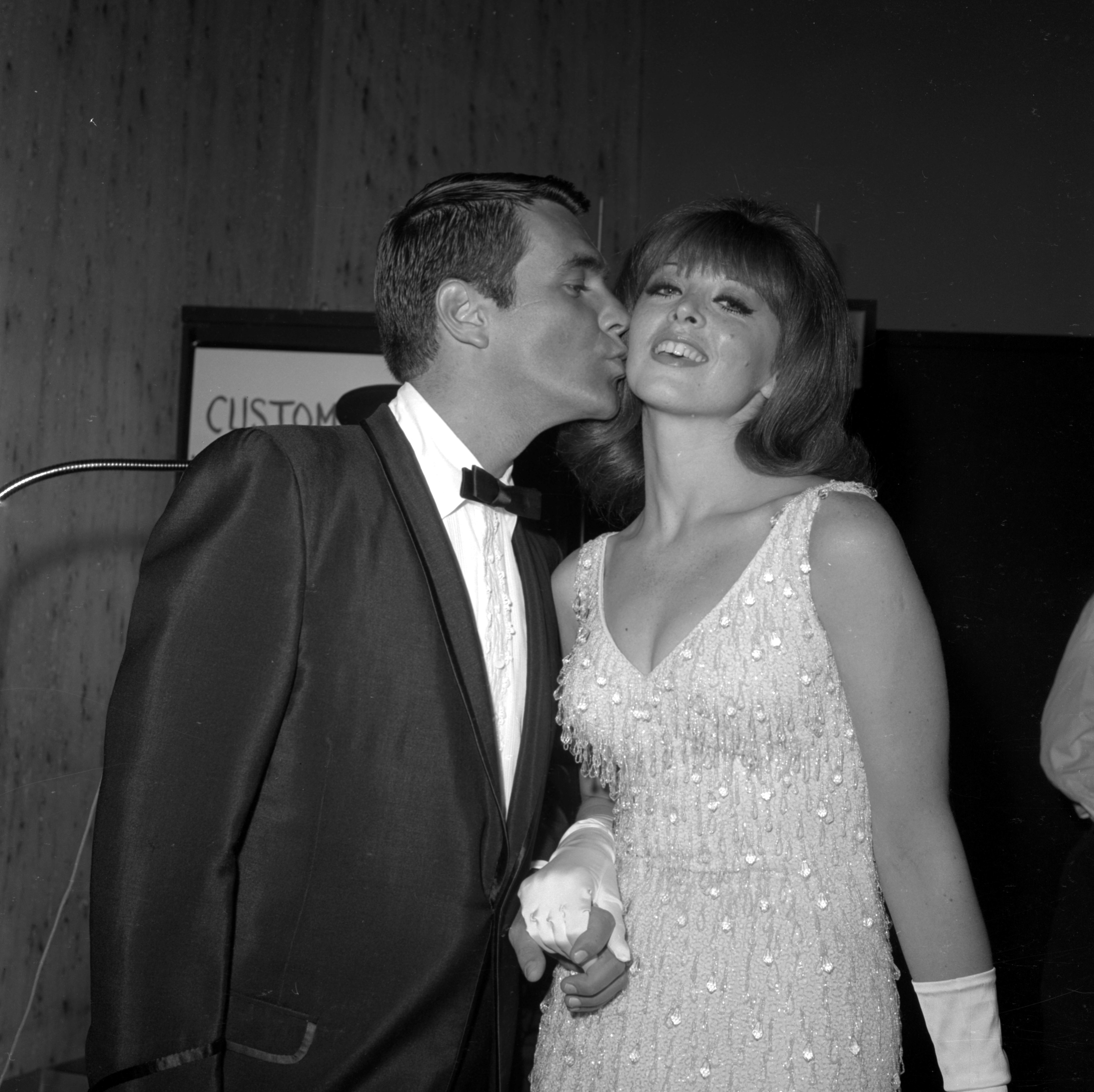 Tina Louise und Les Crane besuchen eine Party in Los Angeles, Kalifornien, um 1966 | Quelle: Getty Images