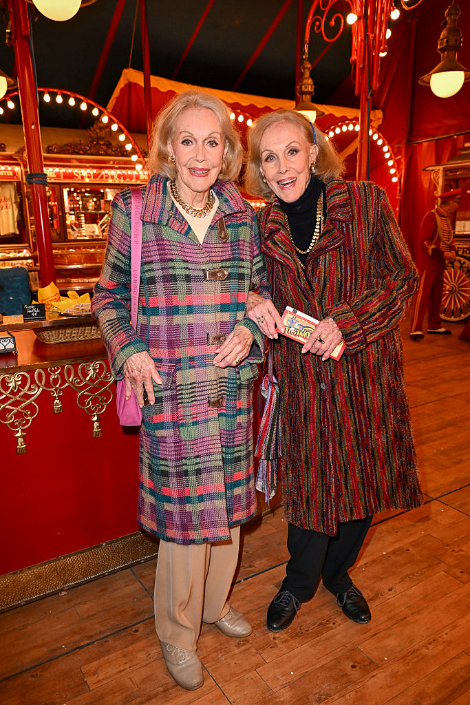 Alice Kessler und Ellen Kessler bei der Premiere von „ARTistART“ des Circus Roncalli im Werksviertel München am 24. Oktober 2025 in München | Quelle: Getty Images