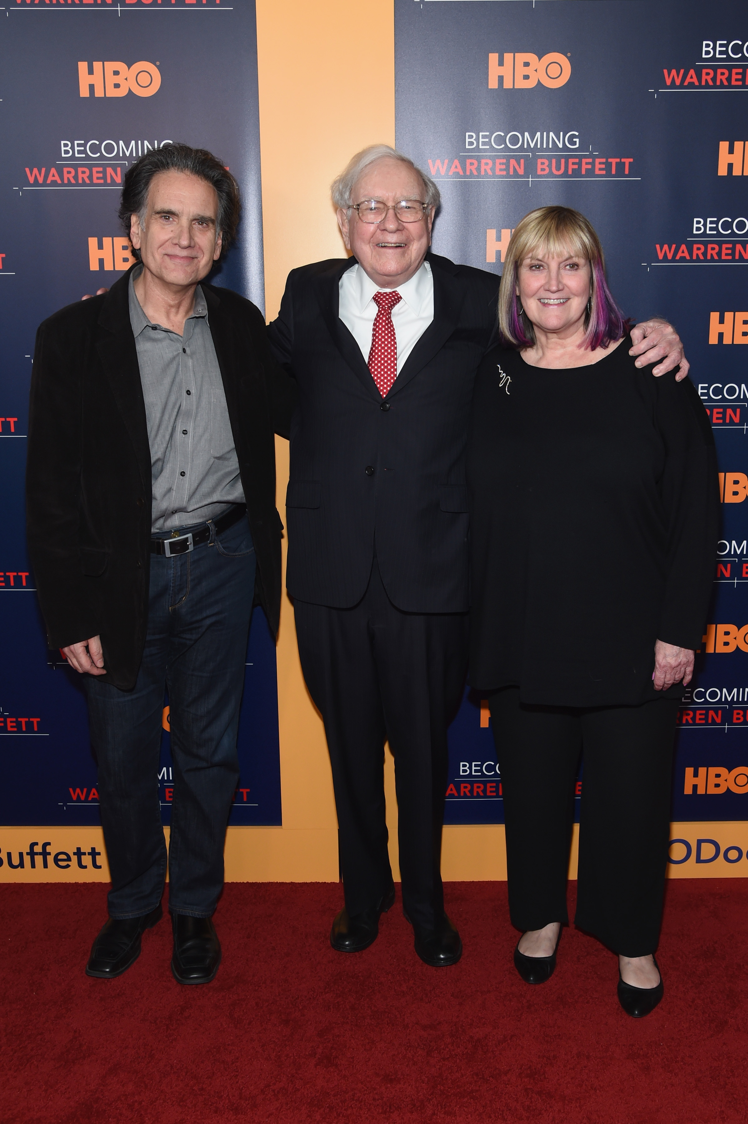 Peter, Warren und Susie Buffett besuchen die Premiere von "Becoming Warren Buffett" in New York City am 19. Januar 2017. | Quelle: Getty Images