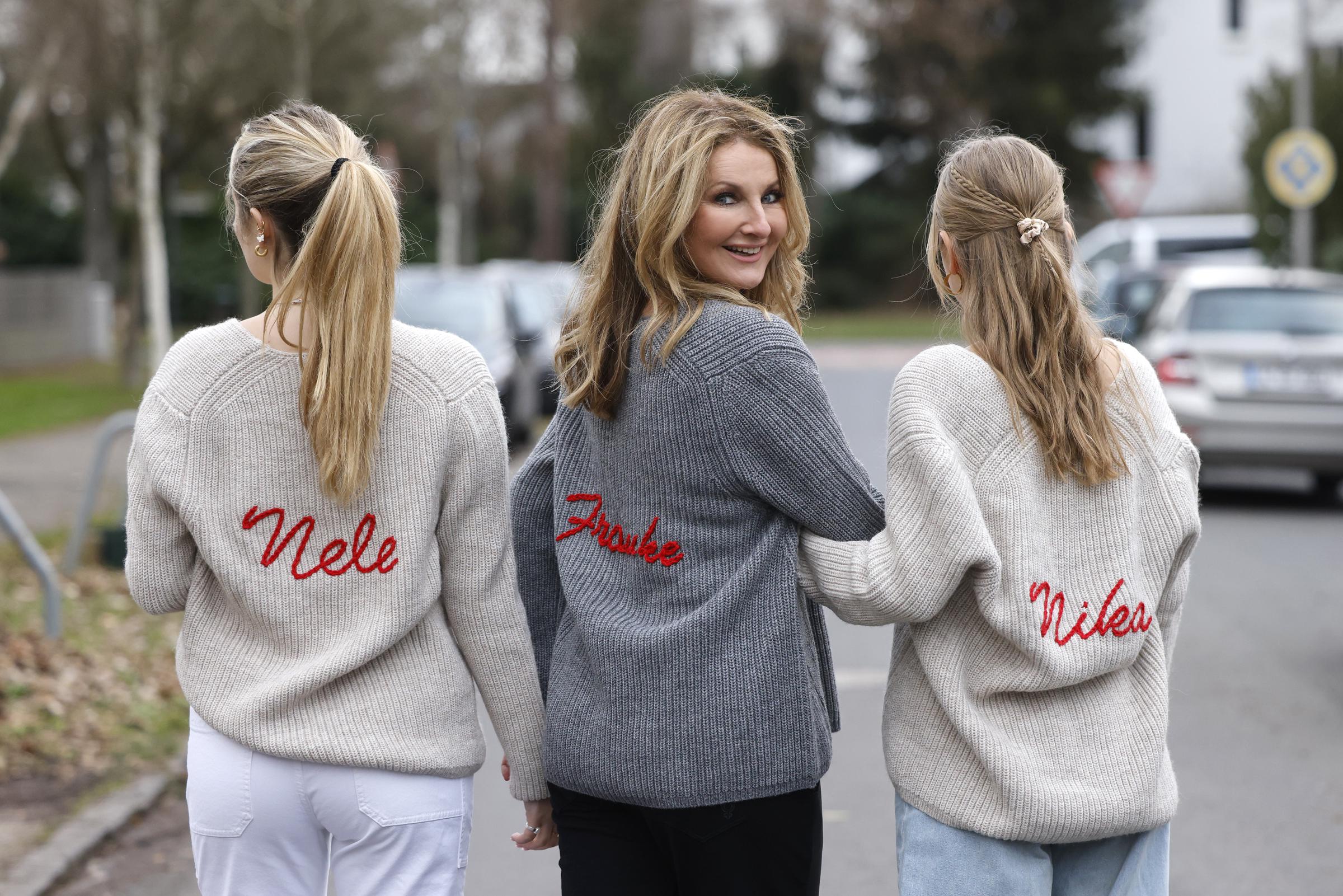 Frauke Ludowig mit ihren Töchtern Nele und Nika | Quelle: Getty Images