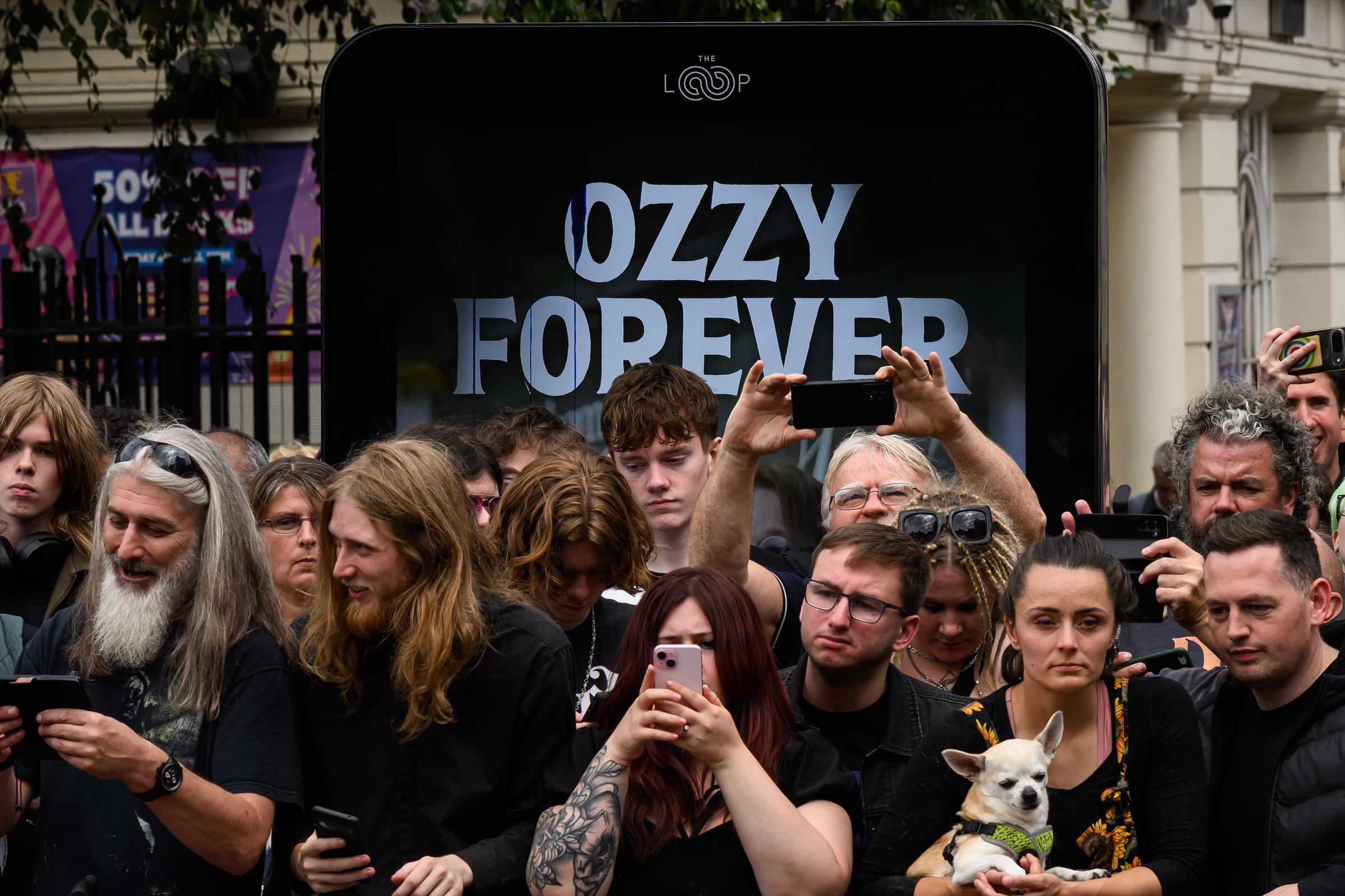 Fans versammeln sich an der Black Sabbath Bridge, nachdem Mitglieder der Osbourne-Familie die Trauerfeierlichkeiten für den verstorbenen Ozzy Osbourne besucht haben, als sein Leichenzug am 30. Juli 2025 in Birmingham, England, durch seine Heimatstadt fuhr. | Quelle: Getty Images