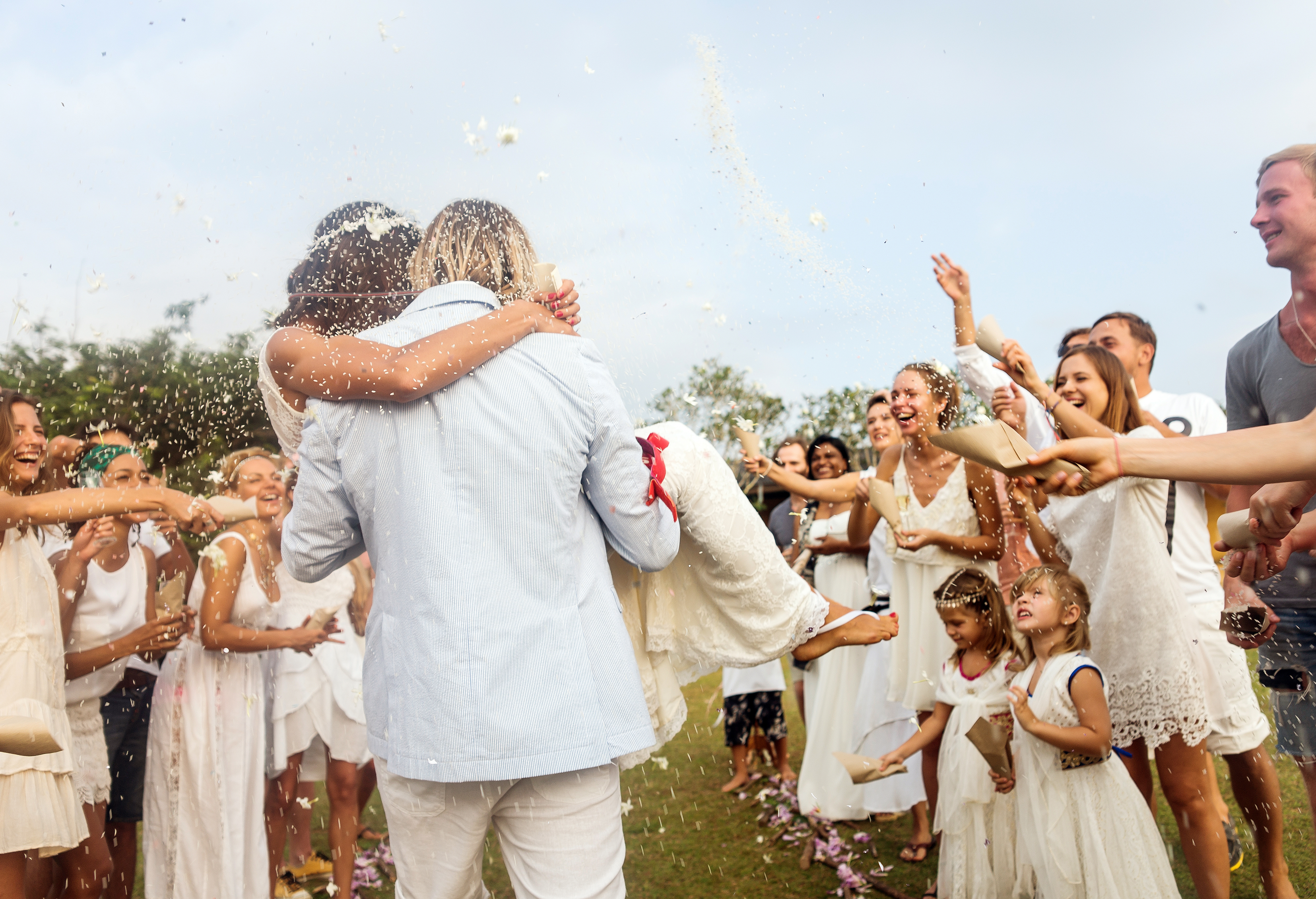 Ein Bräutigam trägt eine Braut bei der Hochzeit | Quelle: Shutterstock