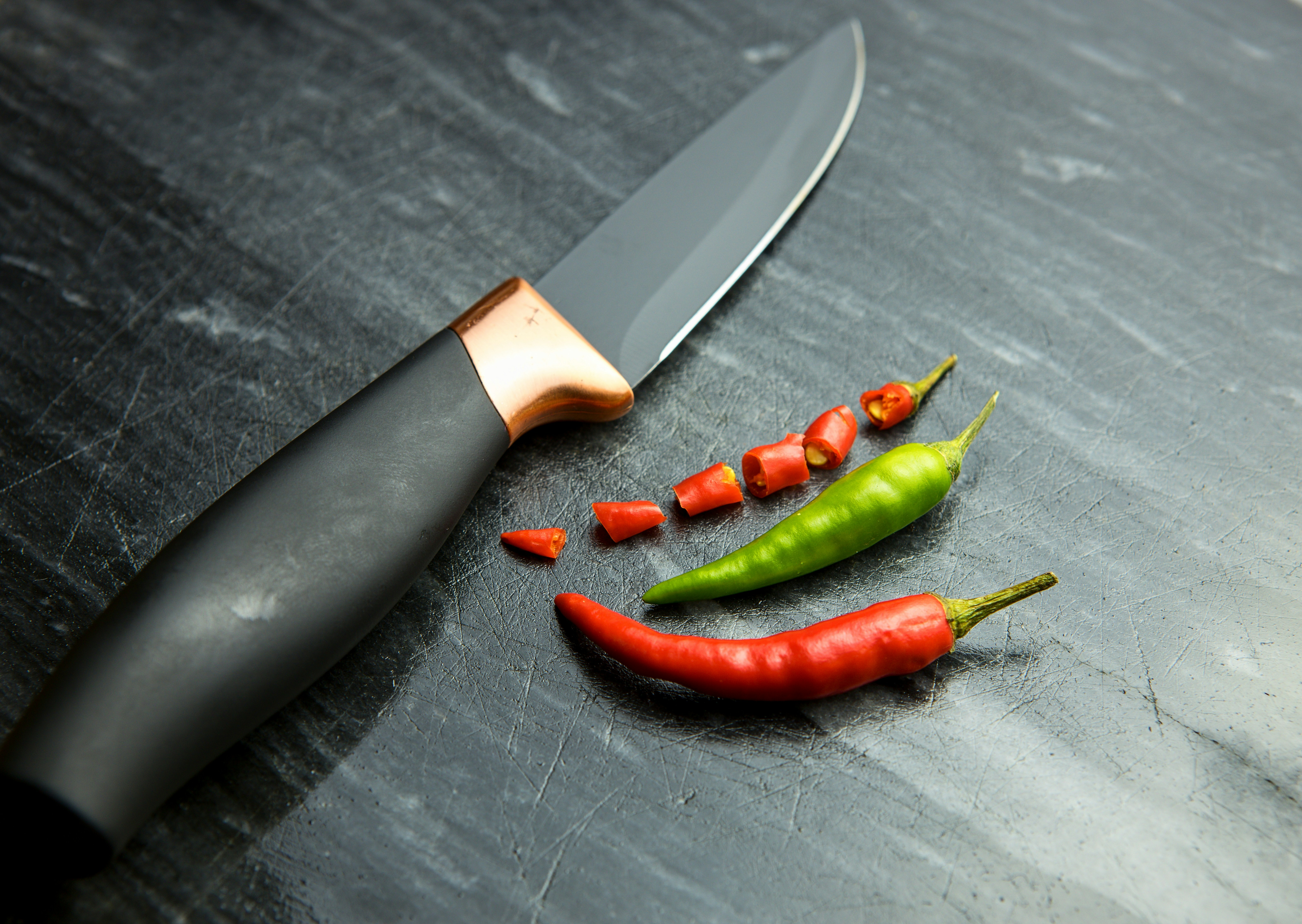 Chilis auf einer Theke | Quelle: Unsplash