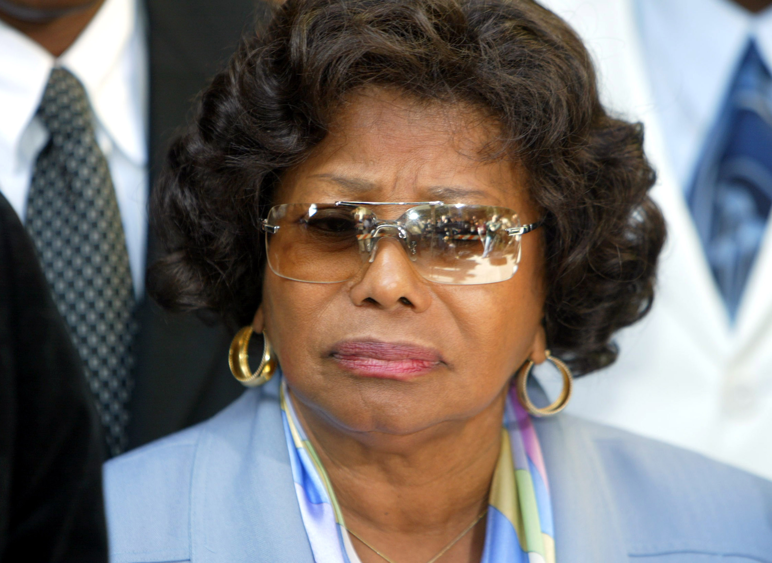 Katherine Jackson verlässt das Gerichtsgebäude in Santa Maria am 30. April 2004 | Quelle: Getty Images