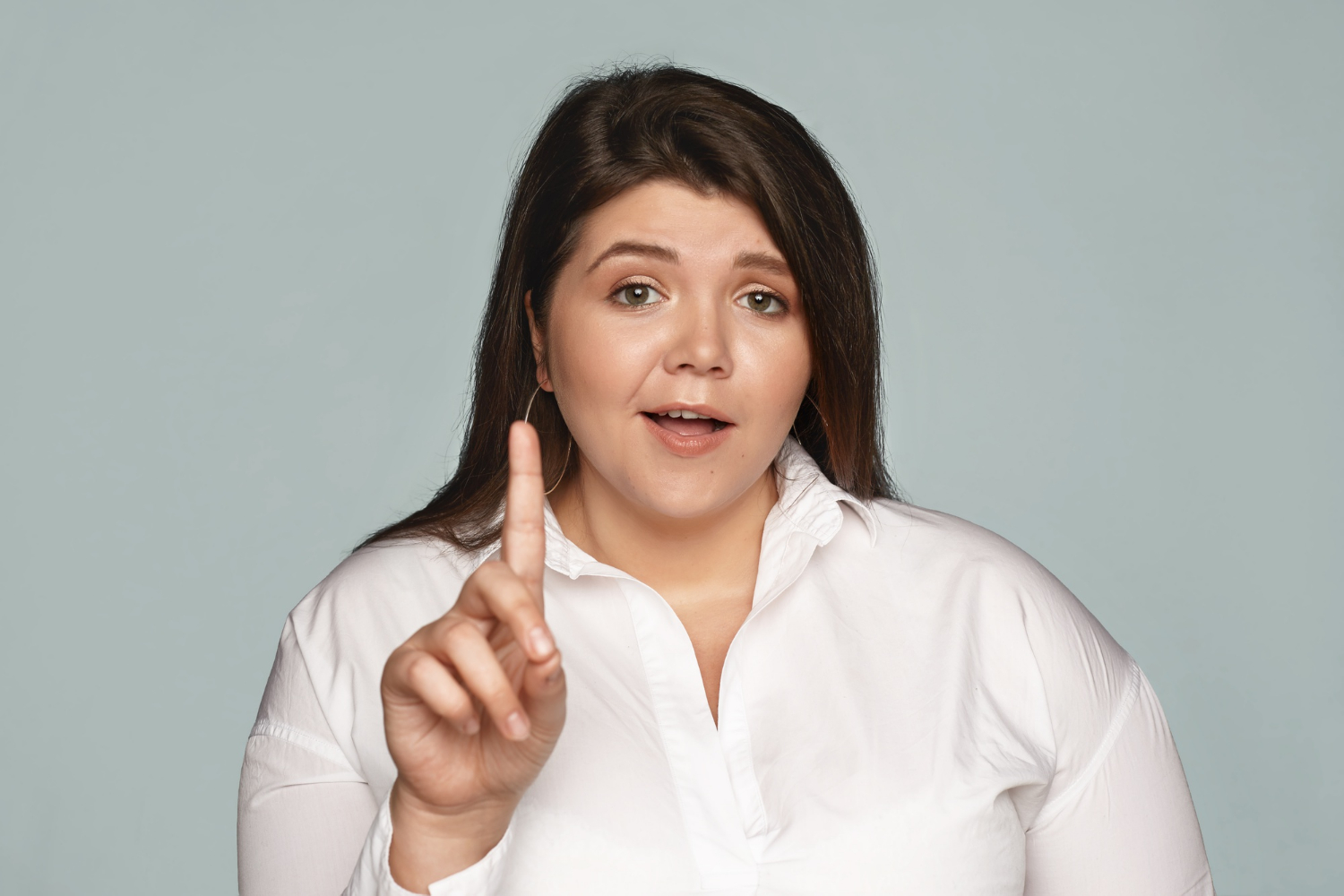Eine Frau zeigt mit dem Finger auf jemanden | Quelle: Freepik