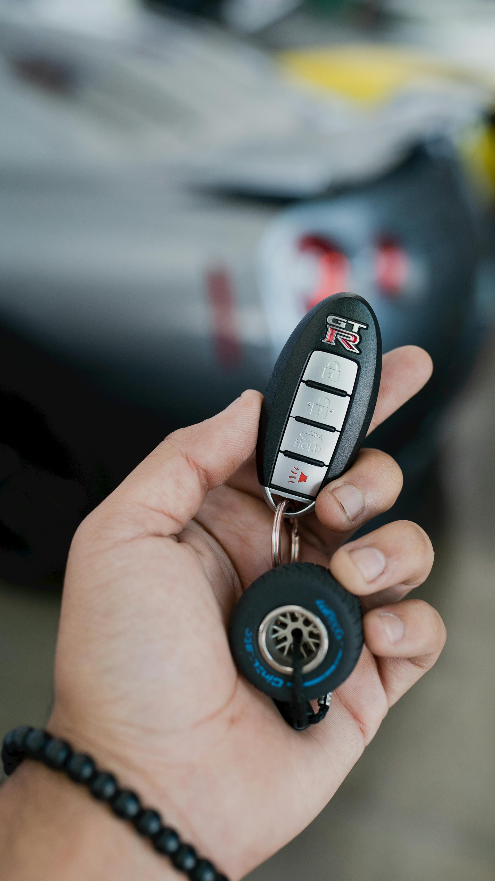 Eine Nahaufnahme eines Mannes, der seinen Autoschlüssel hält | Quelle: Pexels