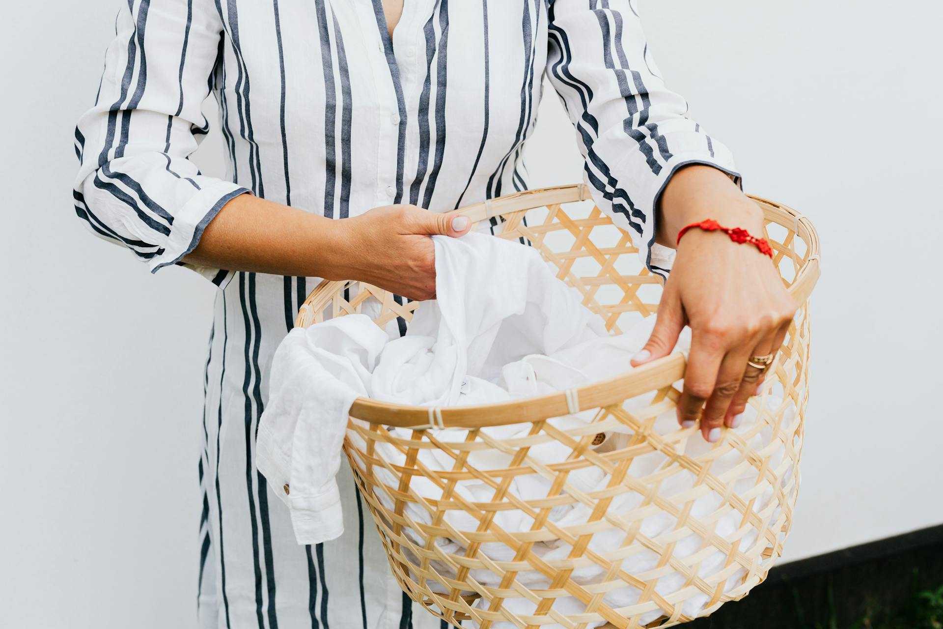 Eine Person hält einen Wäschekorb | Quelle: Pexels