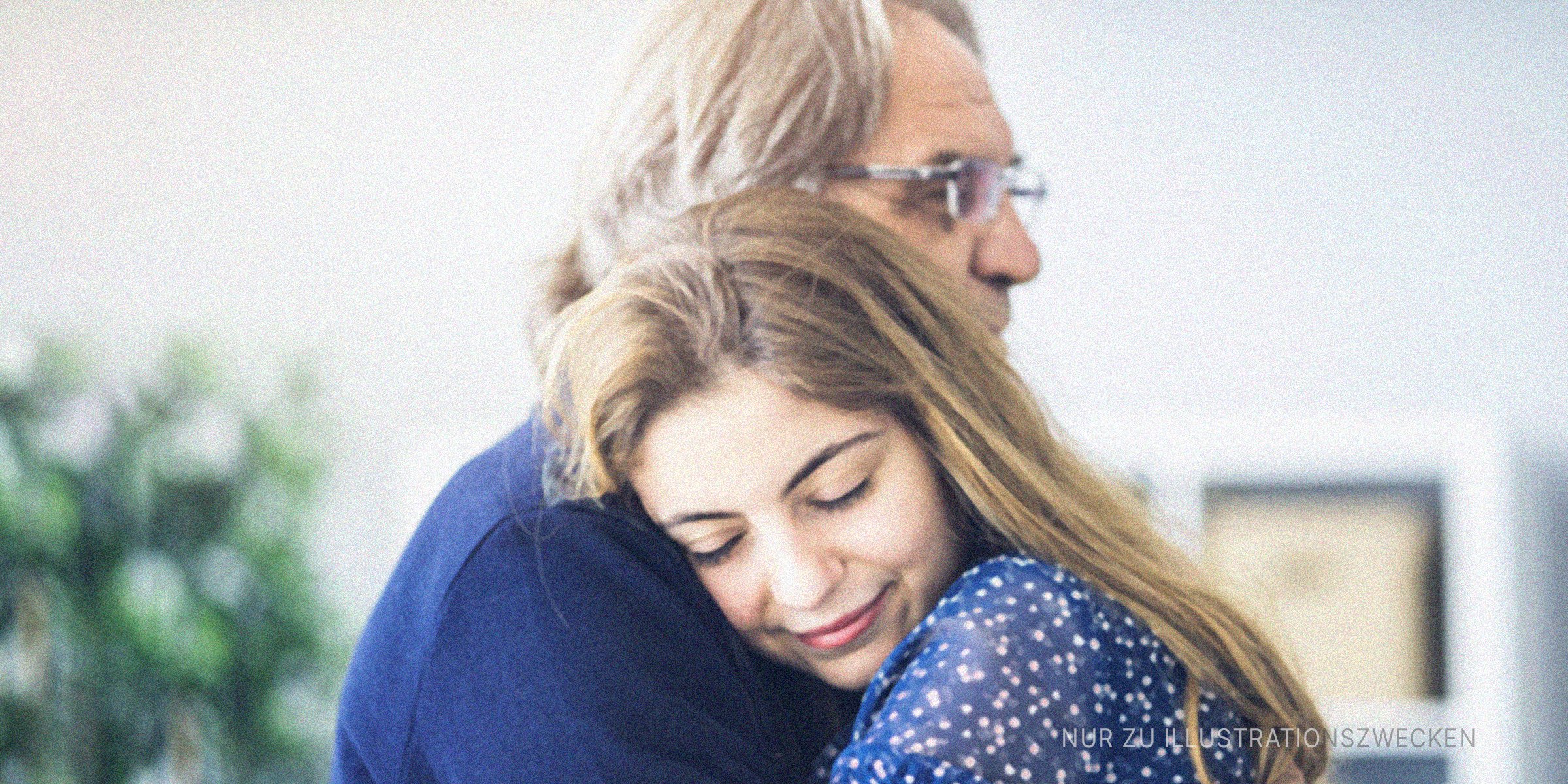 Umarmung von Vater und Tochter | Quelle: Shutterstock